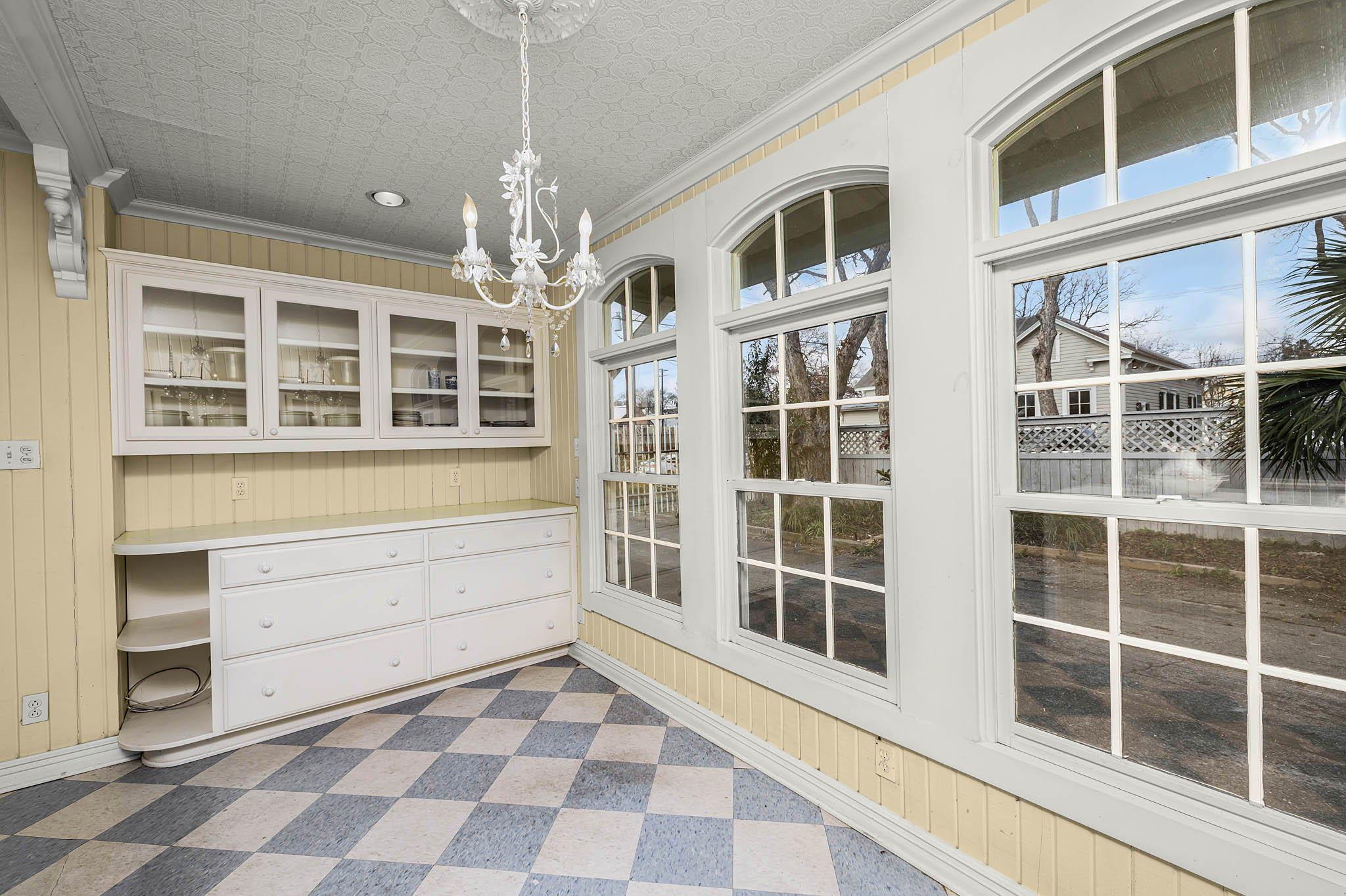 Image 19 of 40 For 633 Castell Ave