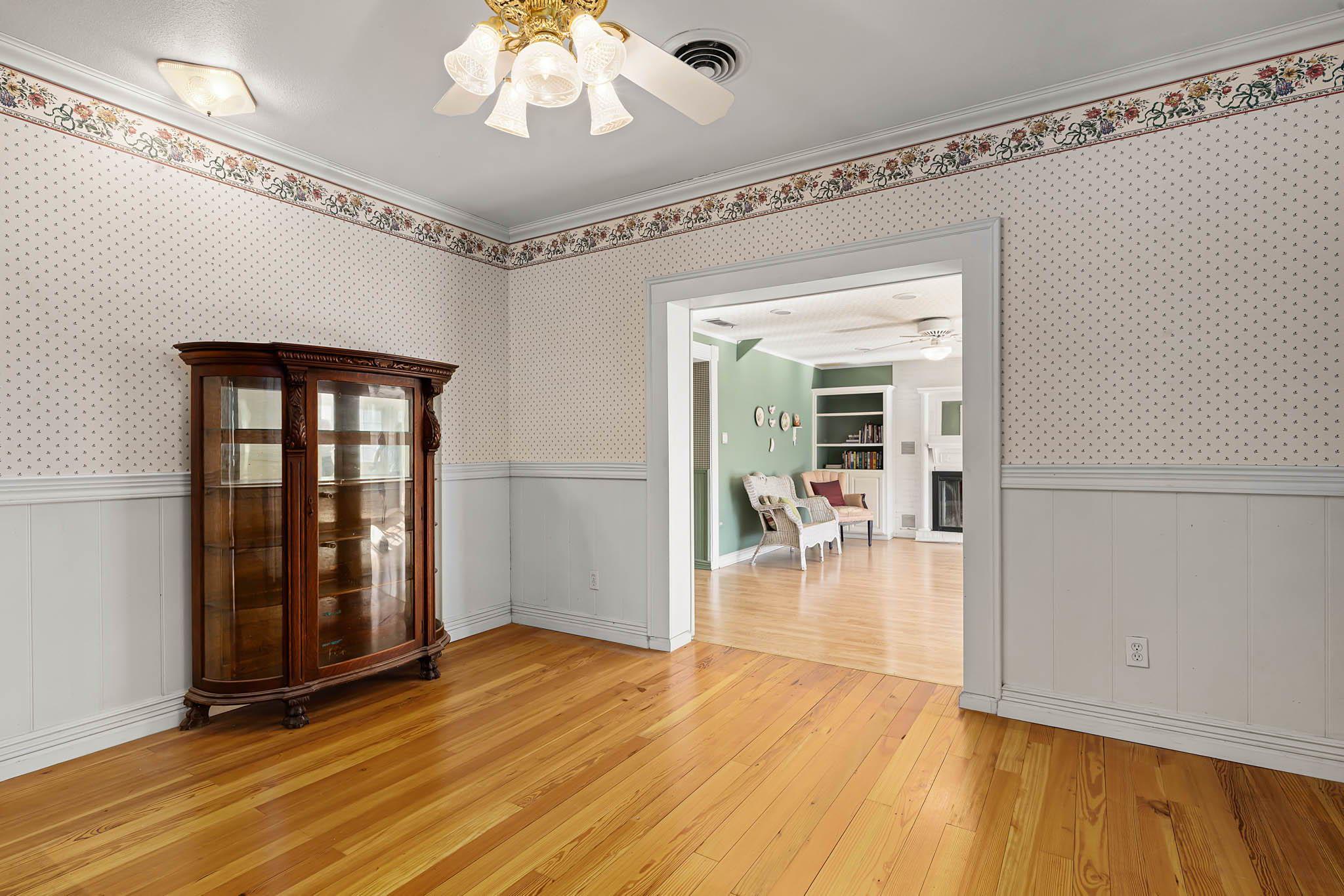 Image 22 of 40 For 633 Castell Ave