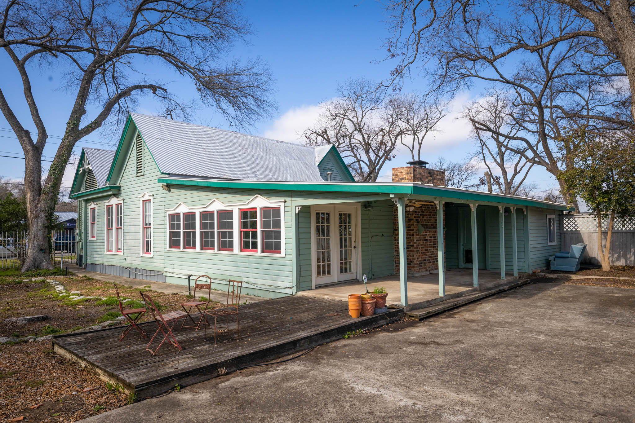 Image 29 of 40 For 633 Castell Ave