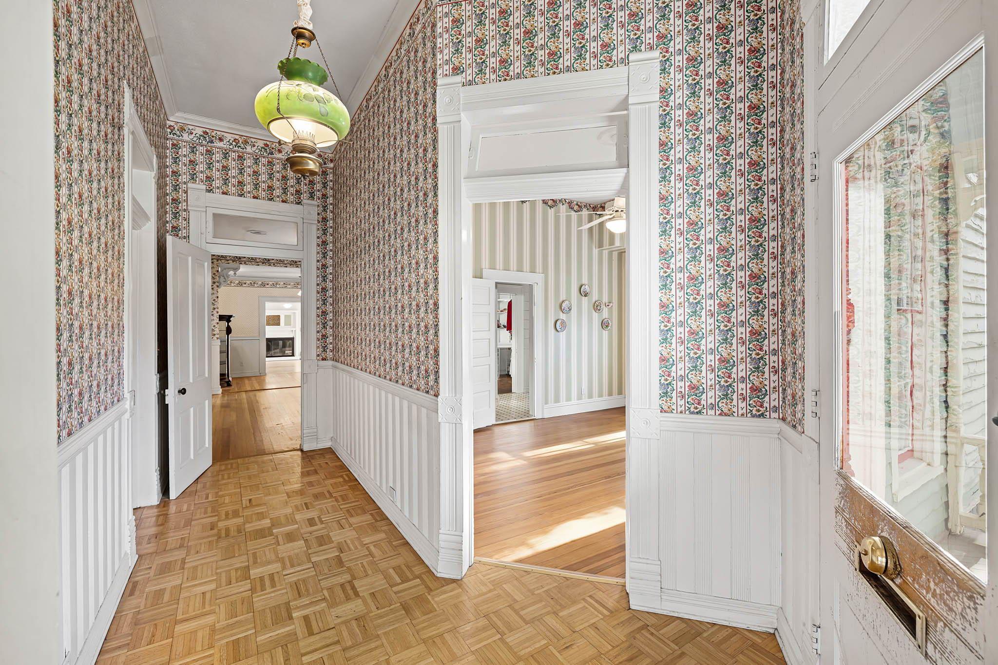 Image 3 of 40 For 633 Castell Ave