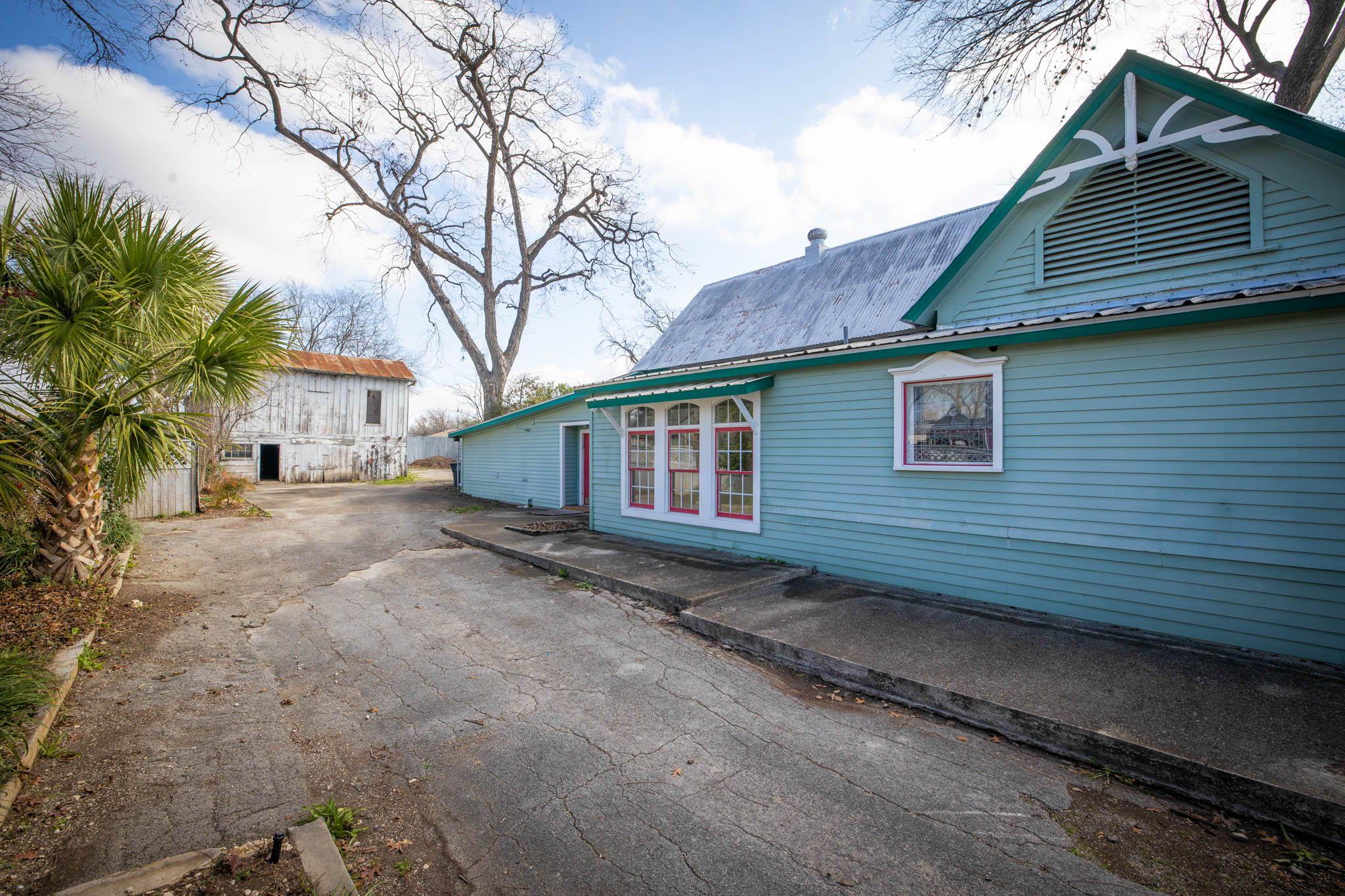 Image 34 of 40 For 633 Castell Ave