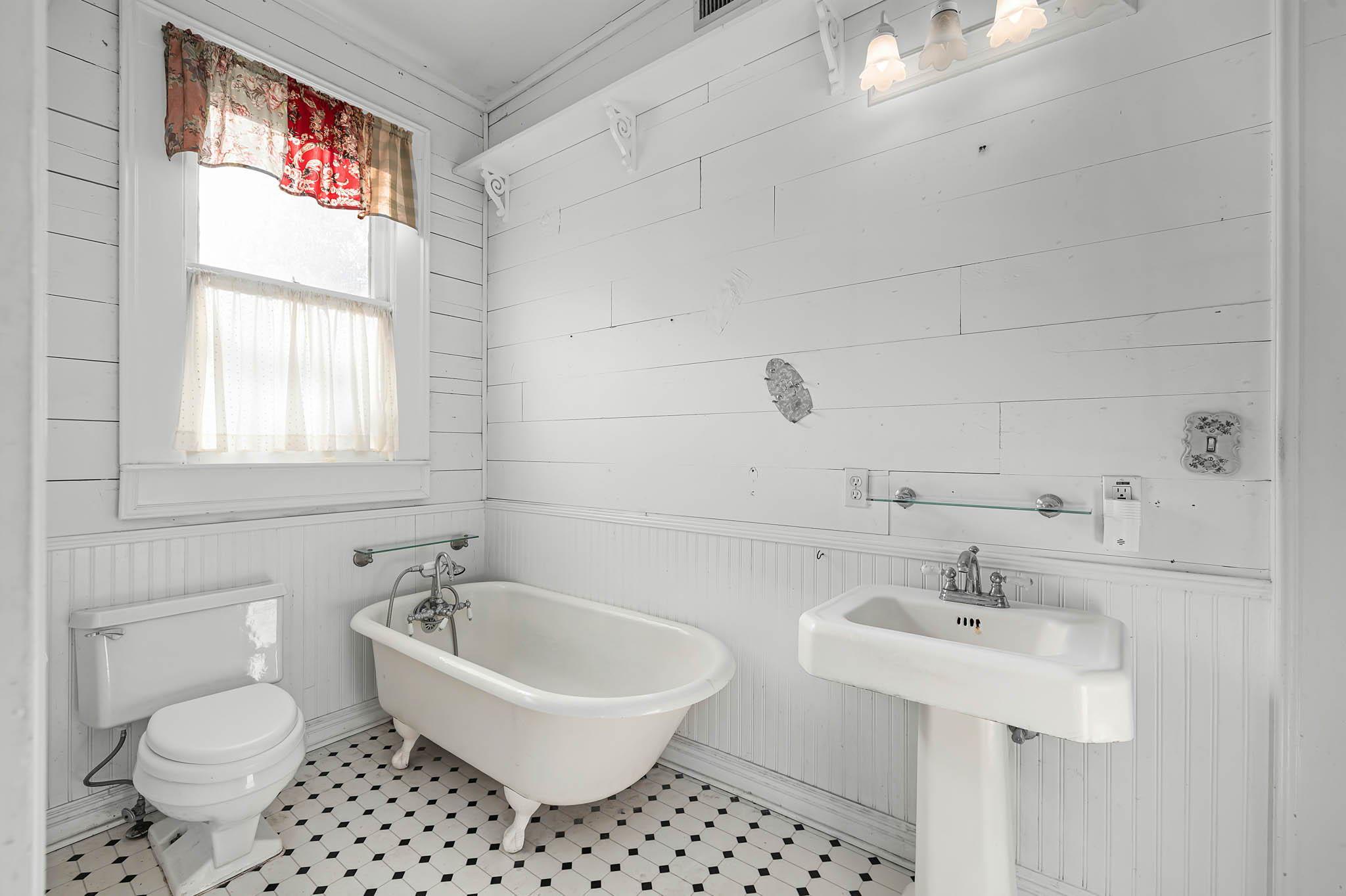 Image 8 of 40 For 633 Castell Ave