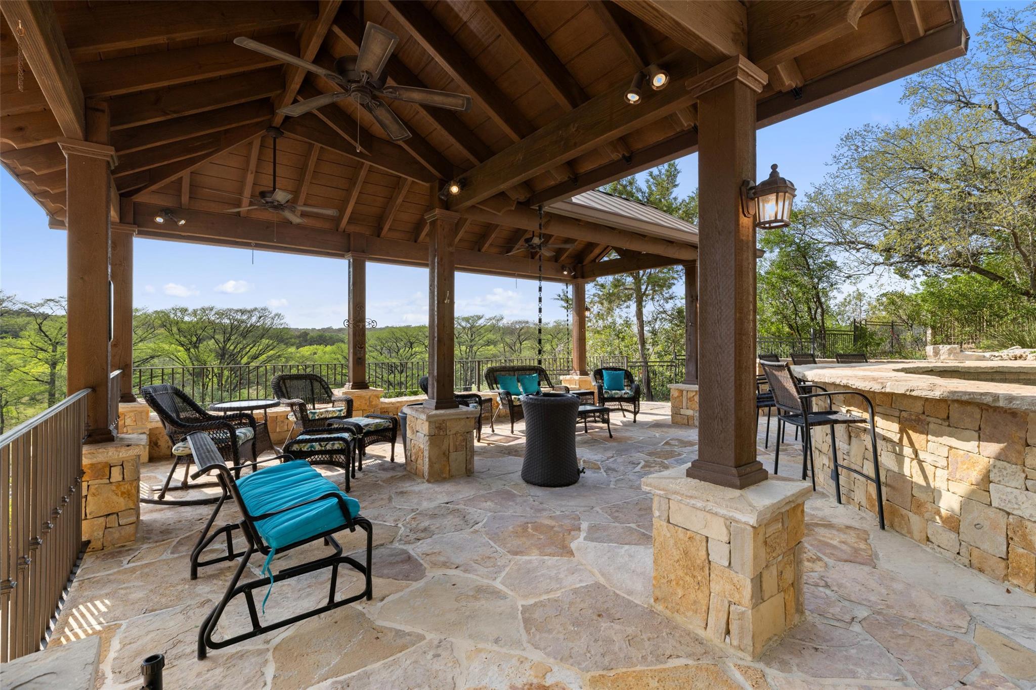 Image 13 of 40 For 986 Riverforest Dr