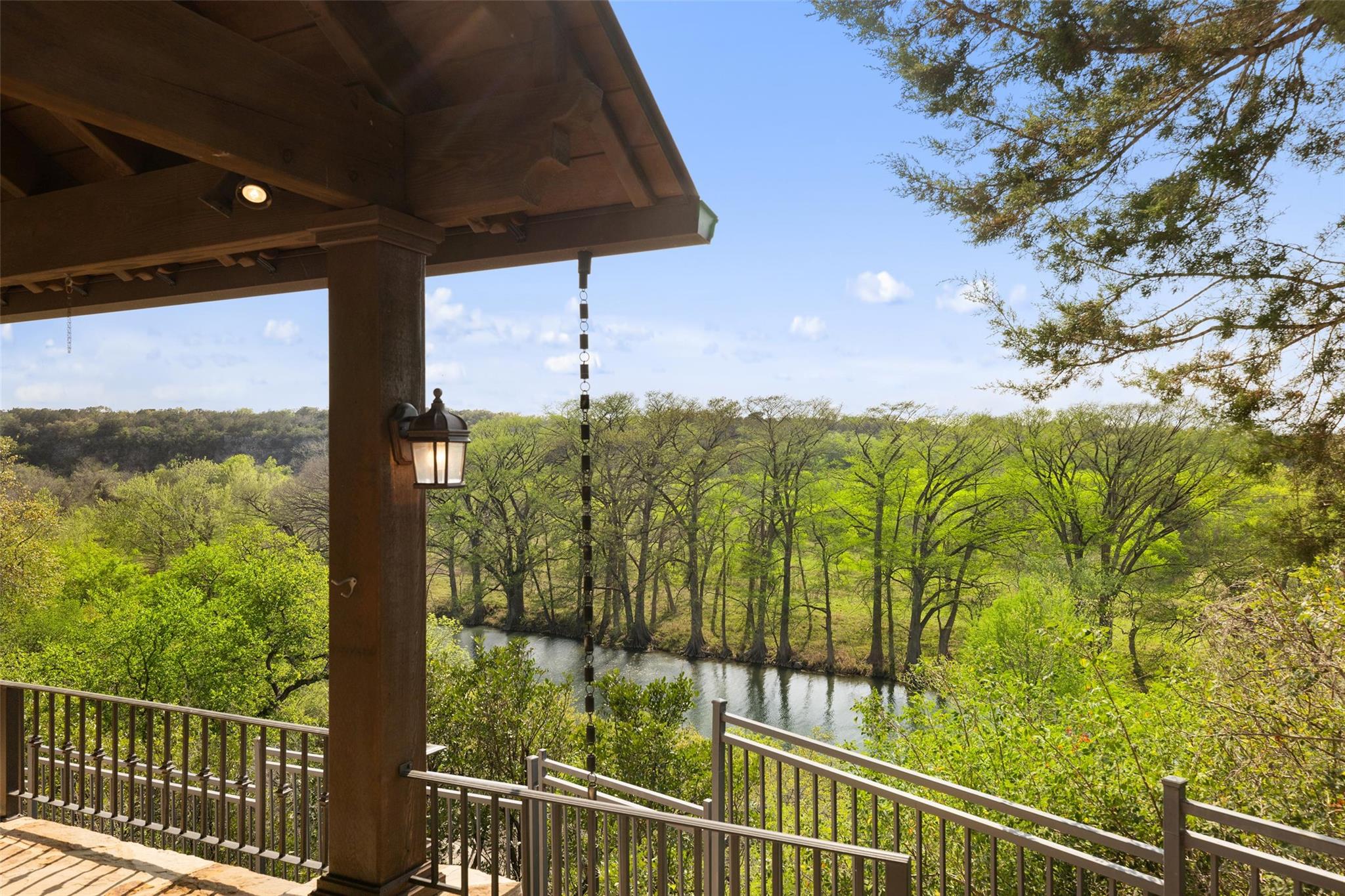 Image 16 of 40 For 986 Riverforest Dr