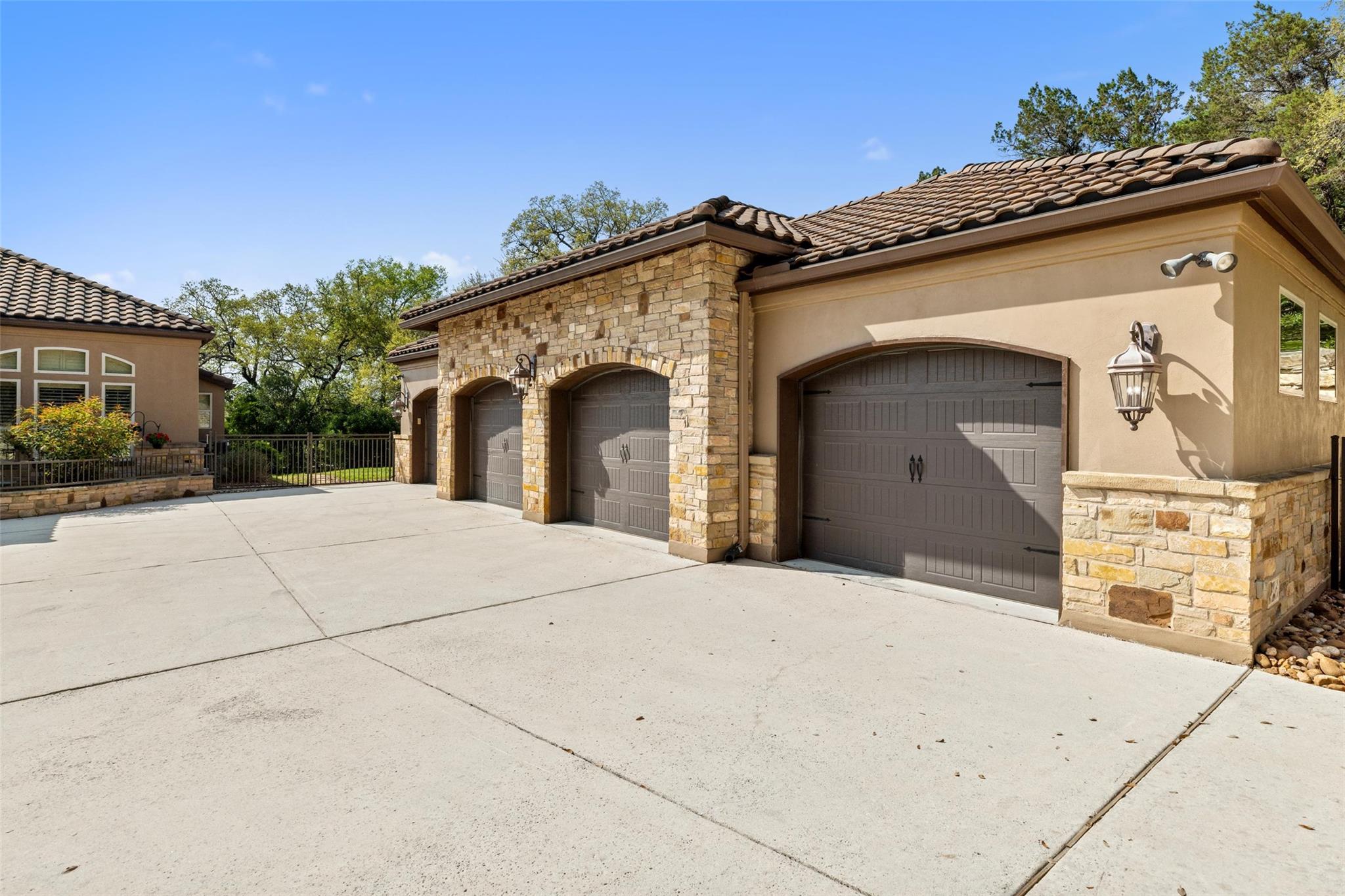Image 36 of 40 For 986 Riverforest Dr