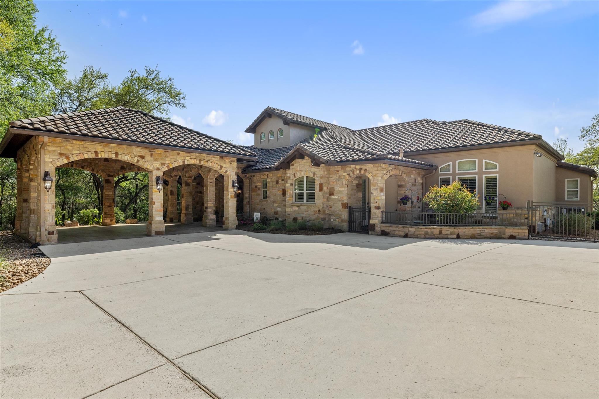 Image 8 of 40 For 986 Riverforest Dr