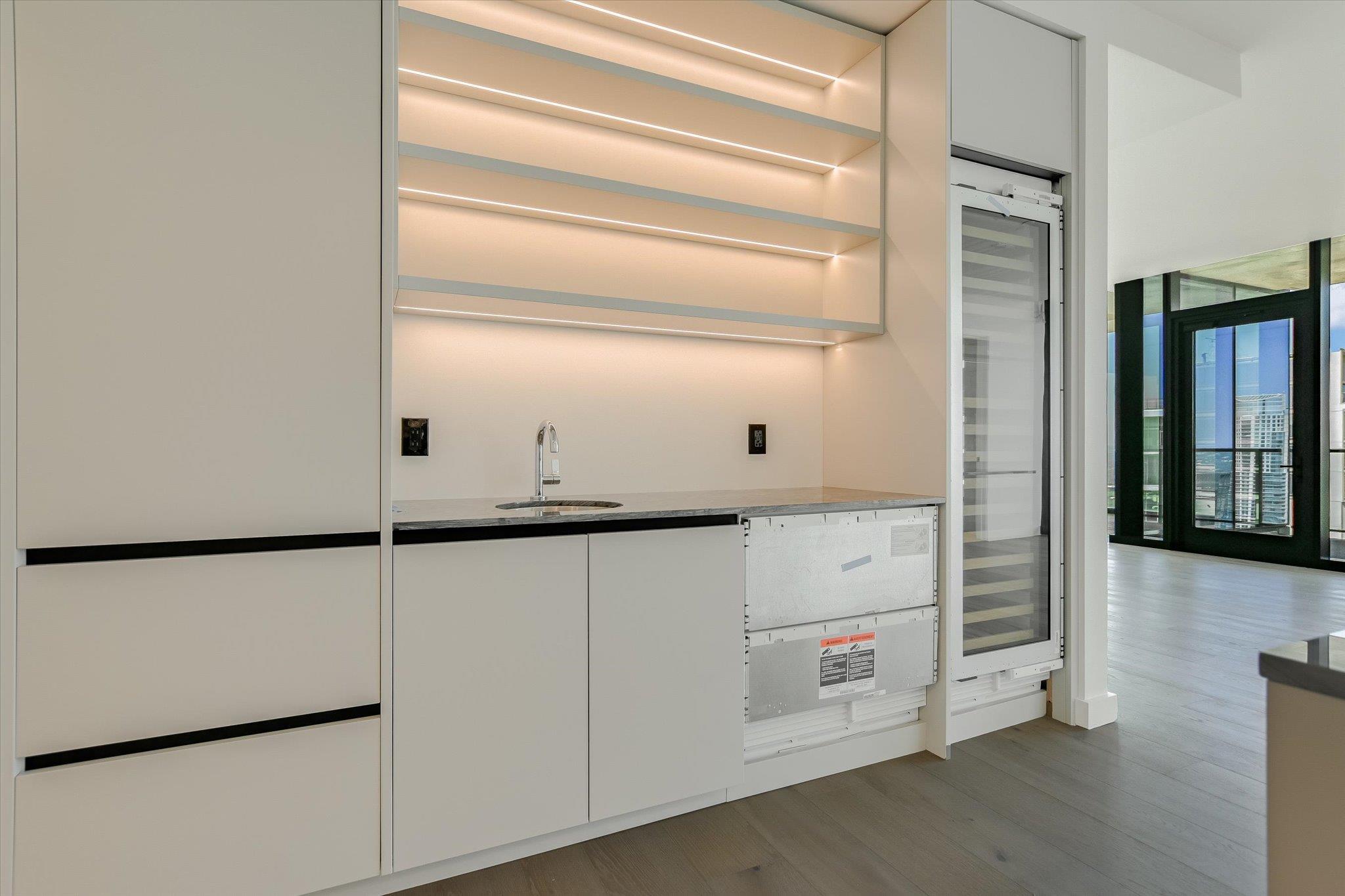 Image 2 of 40 For 610 Davis St 4903