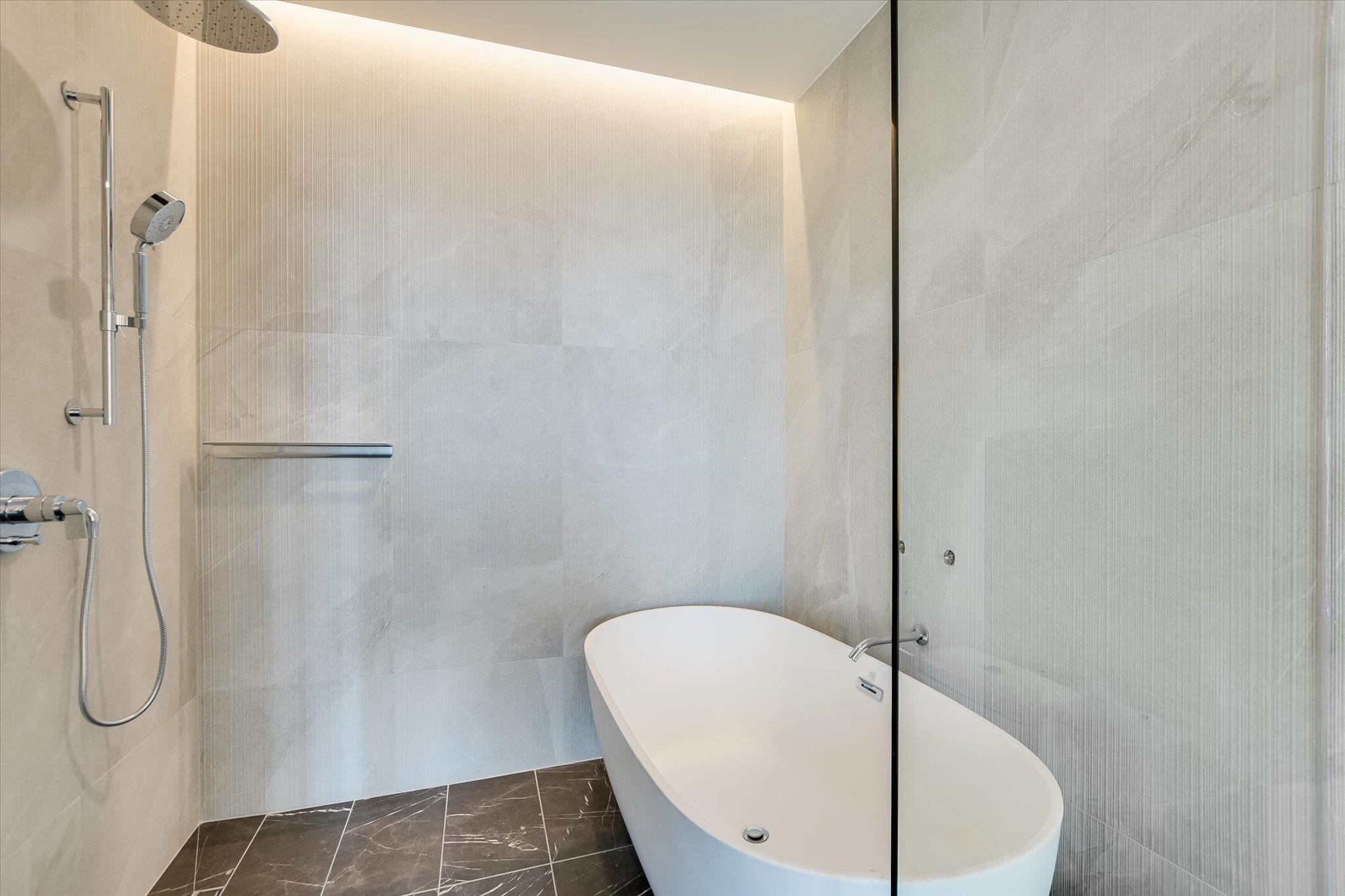 Image 22 of 40 For 610 Davis St 4903