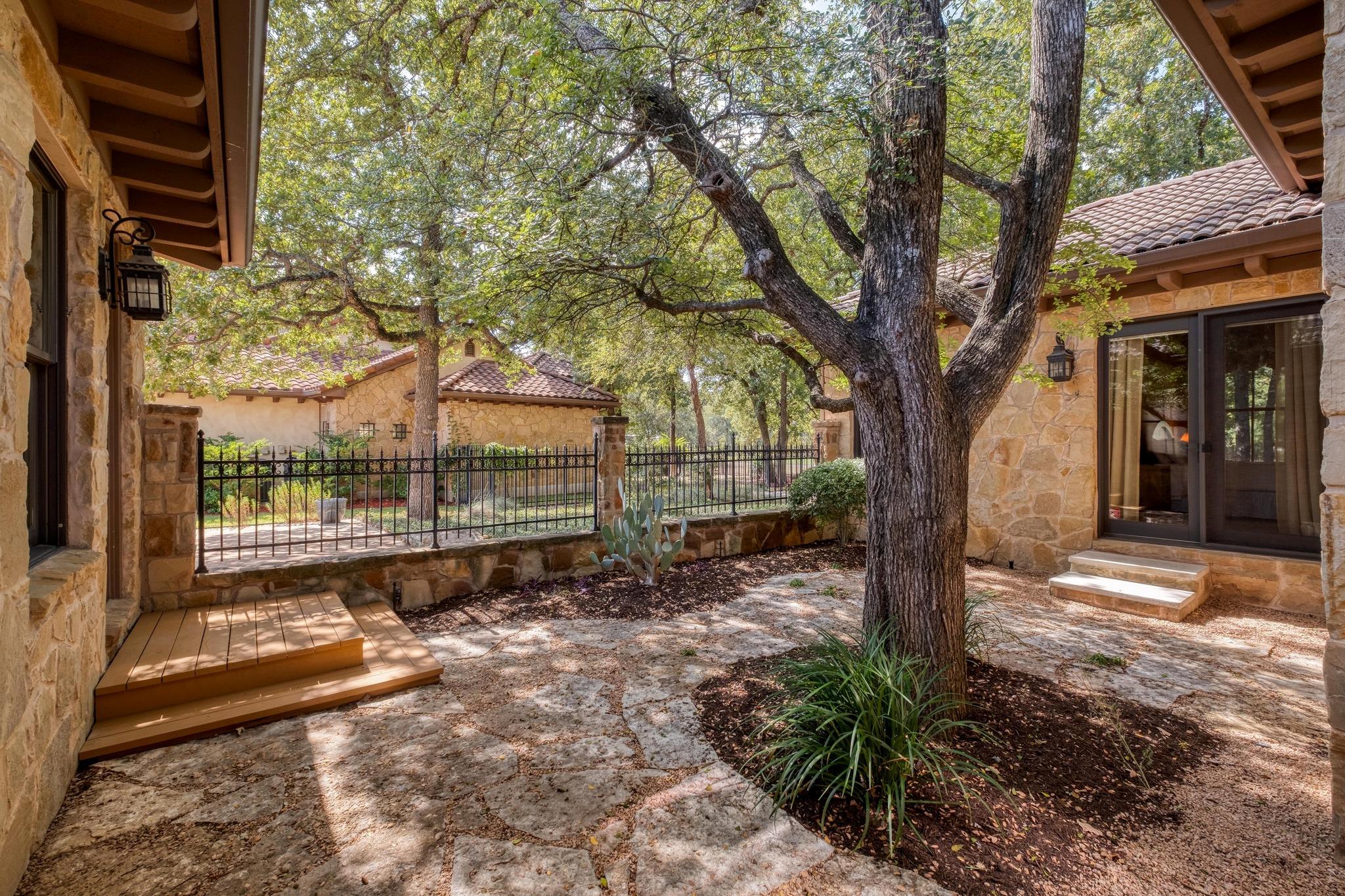 Image 32 of 40 For 205 Flint Ridge Trl