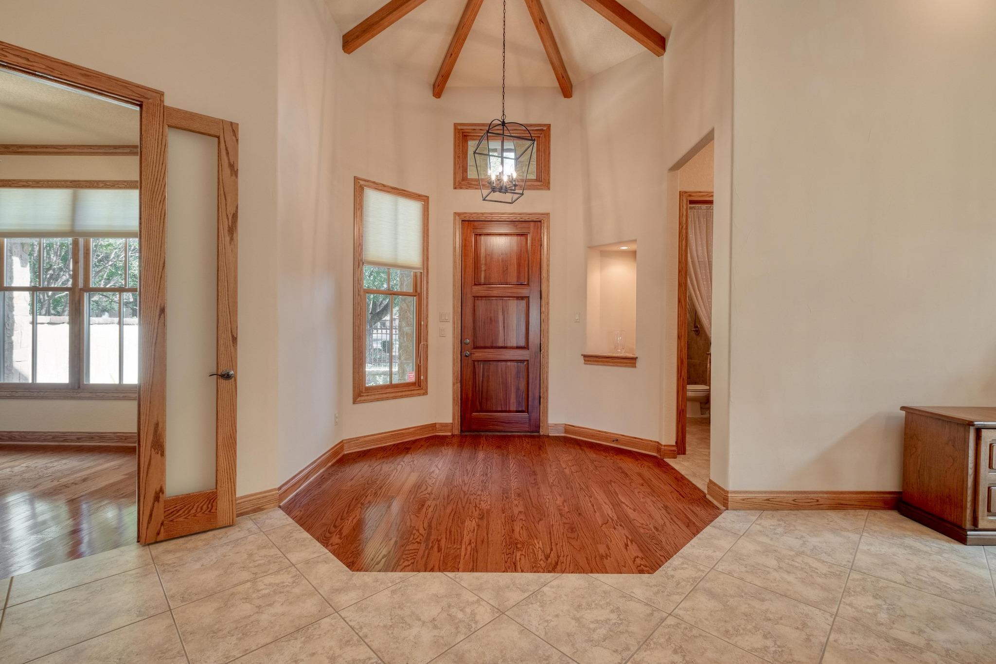 Image 4 of 40 For 205 Flint Ridge Trl