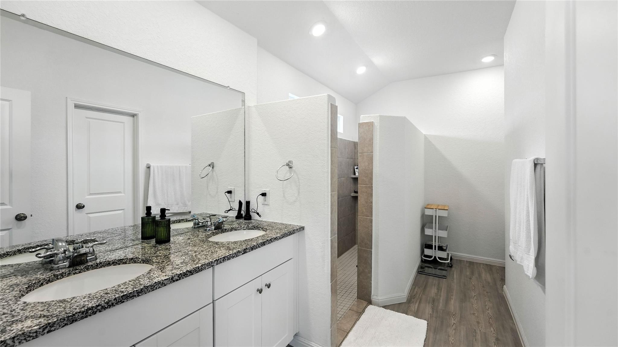 Image 22 of 33 For 31665 Acacia Vista
