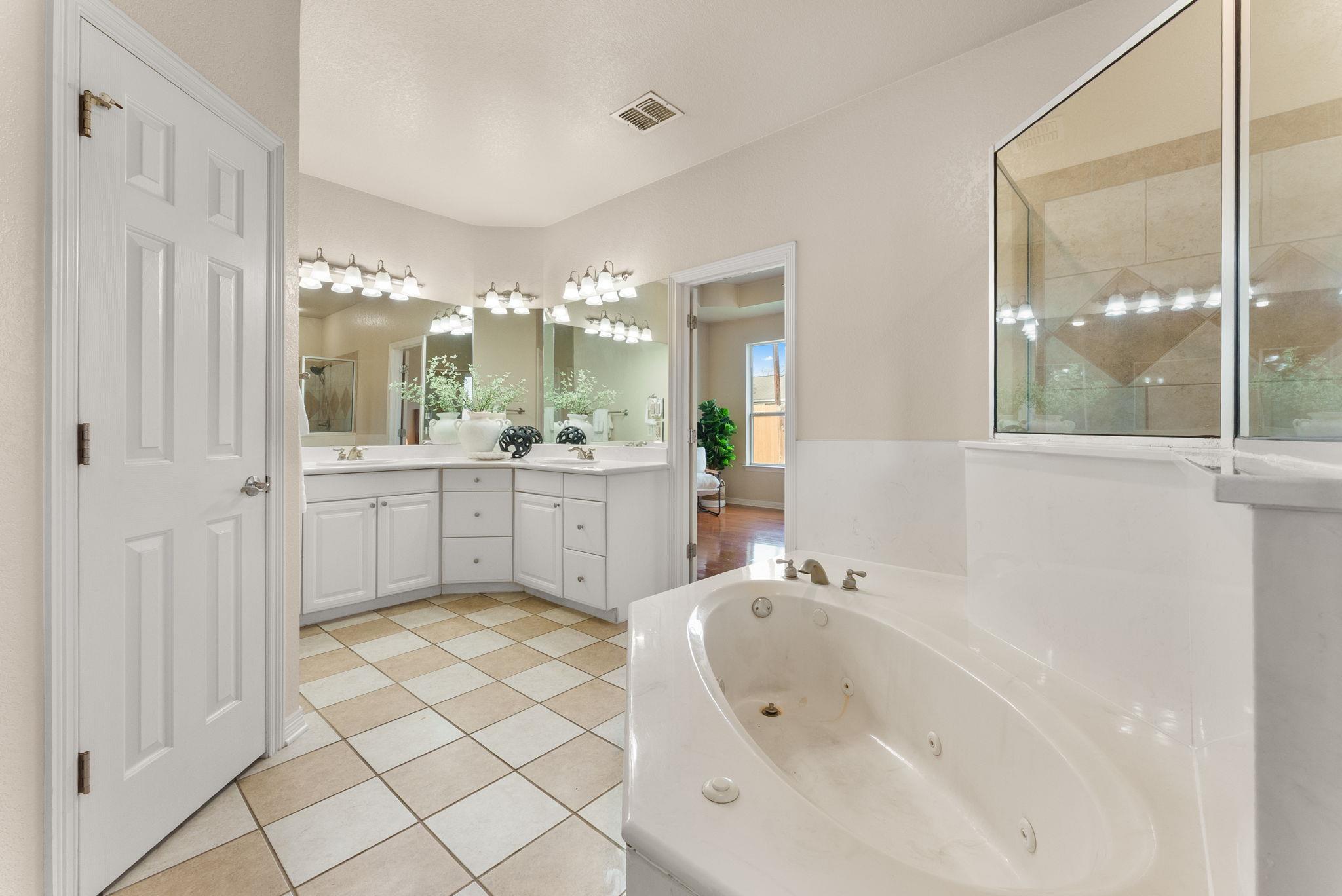 Image 17 of 33 For 4012 Creekview Trl