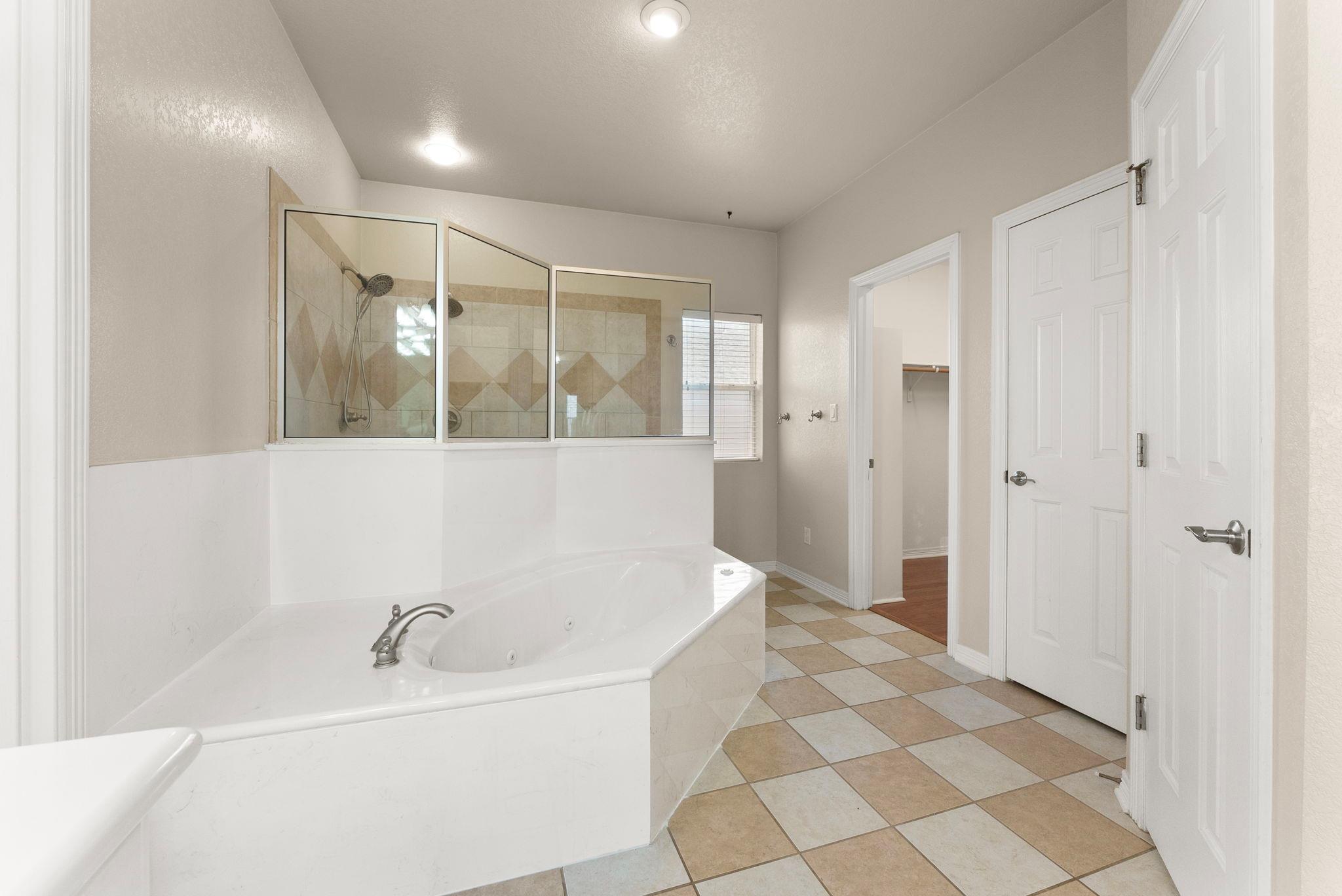 Image 18 of 33 For 4012 Creekview Trl