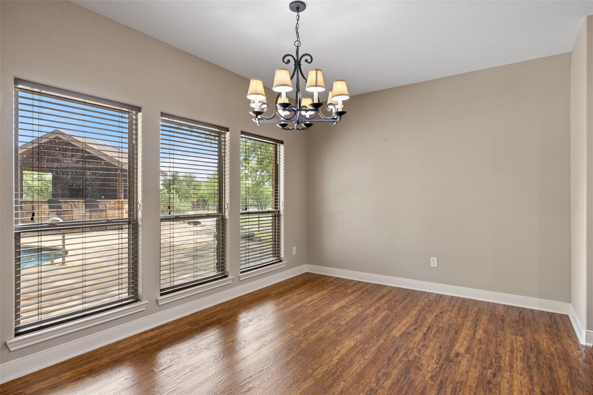 Image 6 of 39 For 101 Crooked Oak Ln
