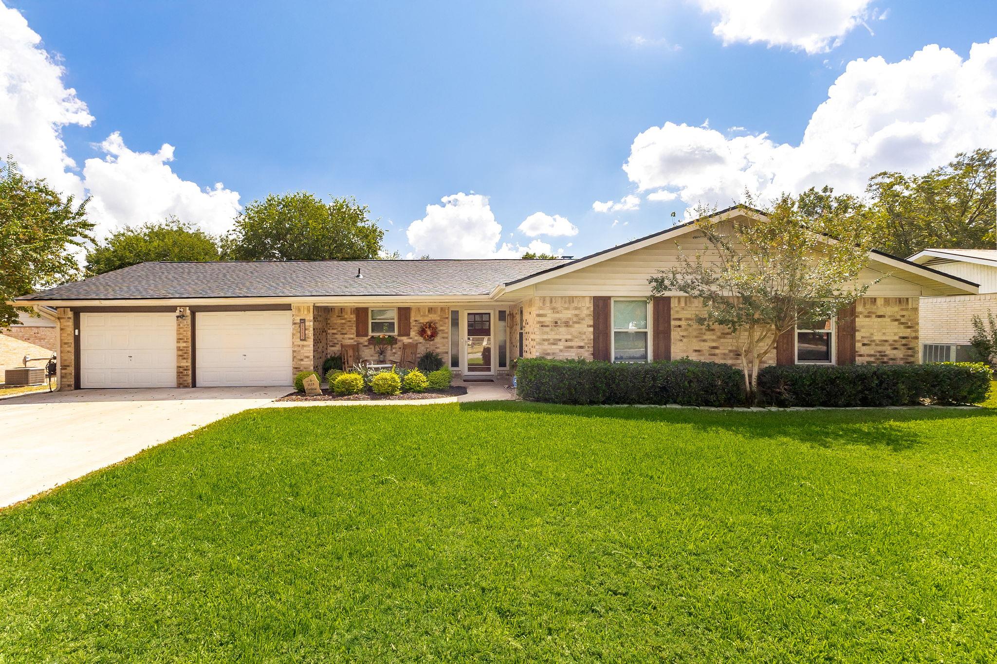 Image 2 of 35 For 1115 Gardenia Dr