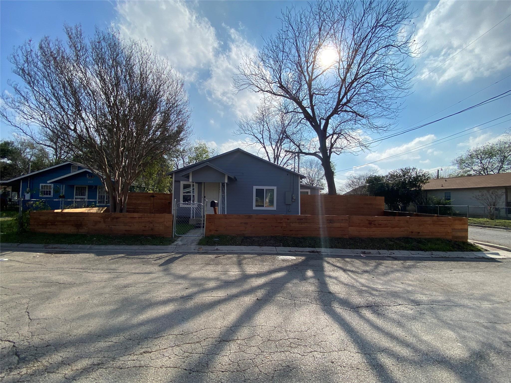 Image 3 of 18 For 241 Benbo St