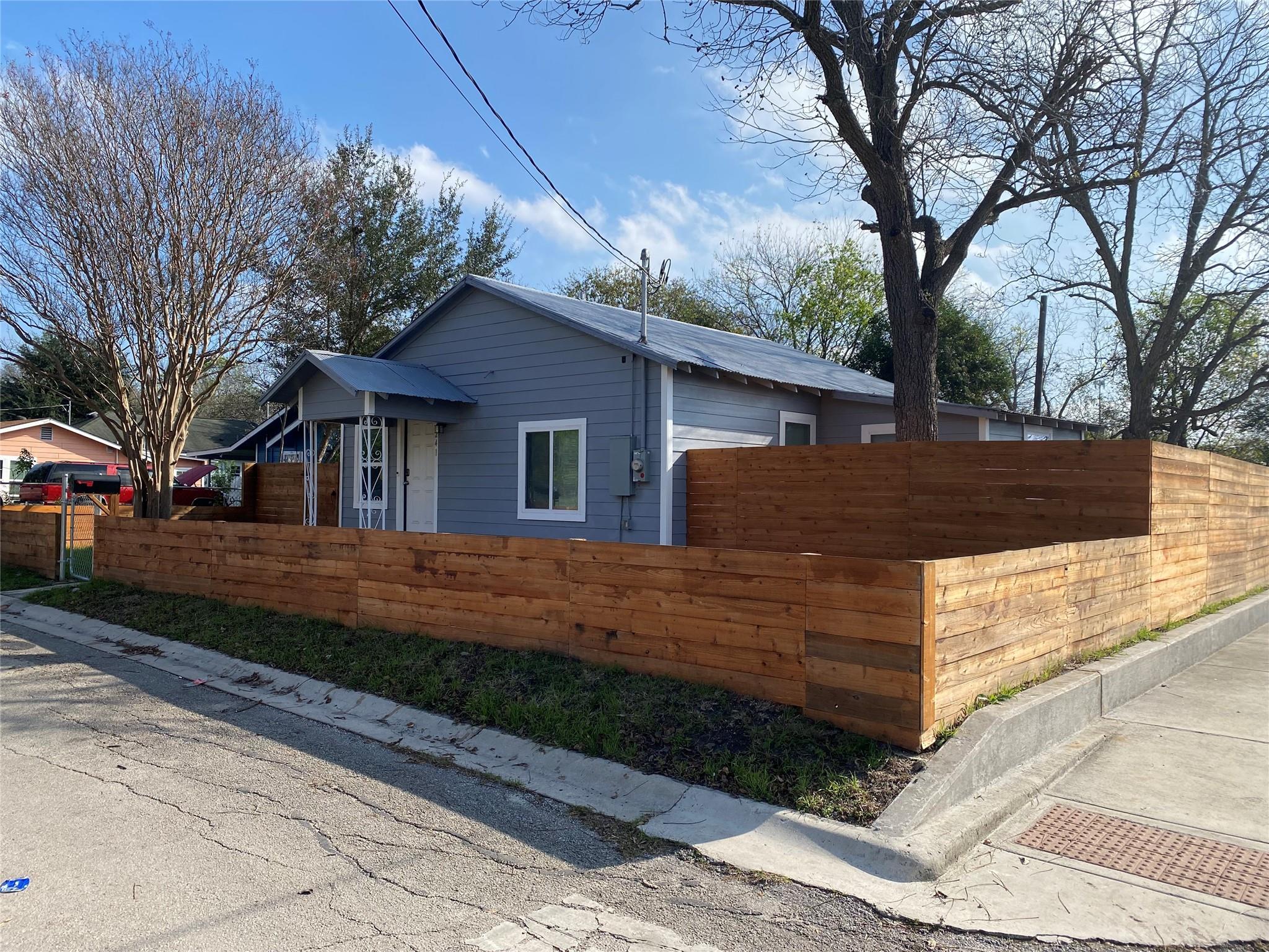 Image 4 of 18 For 241 Benbo St
