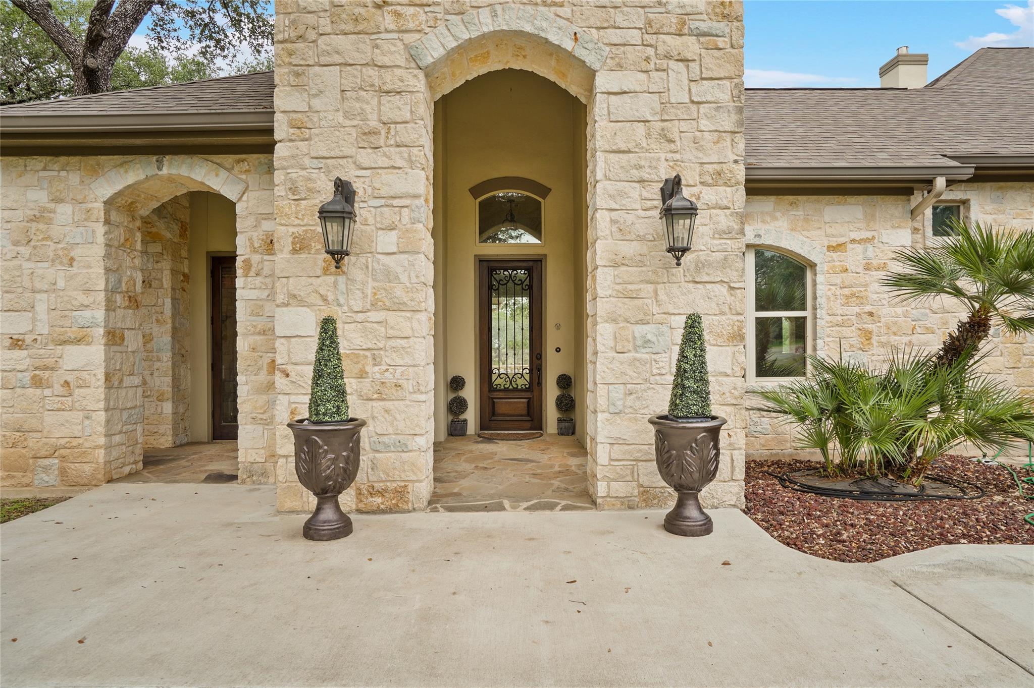 Image 2 of 37 For 303 Havenhurst Dr