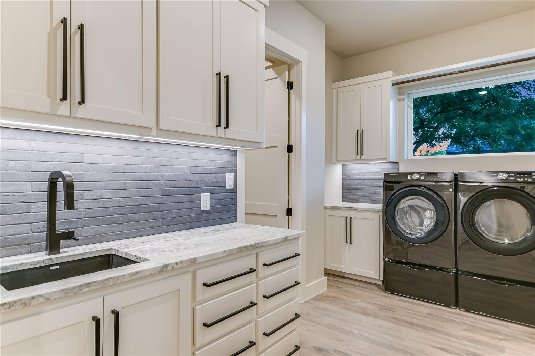 Image 26 of 39 For 305 Shady Tree Dr