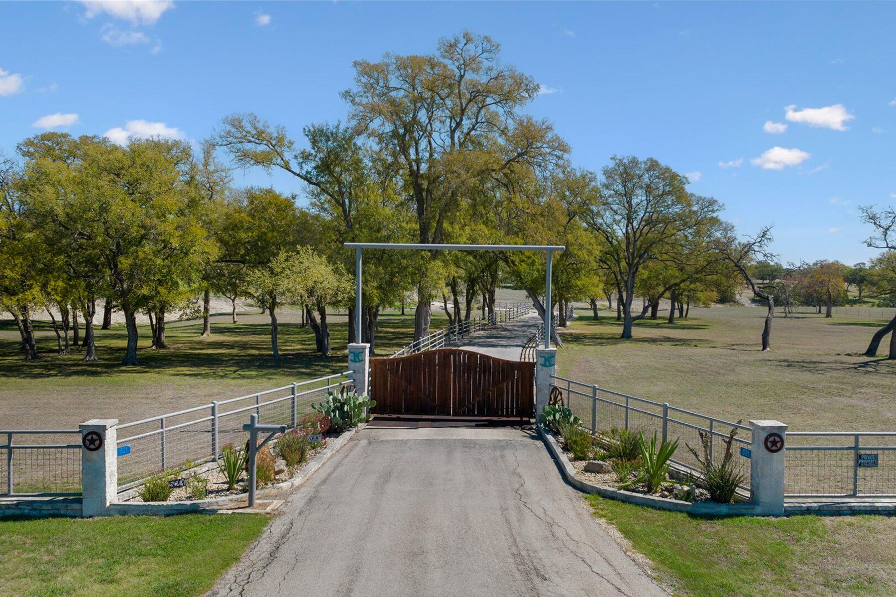 Details for 521 Bluff Creek Road Rd, Center Point, TX 78010