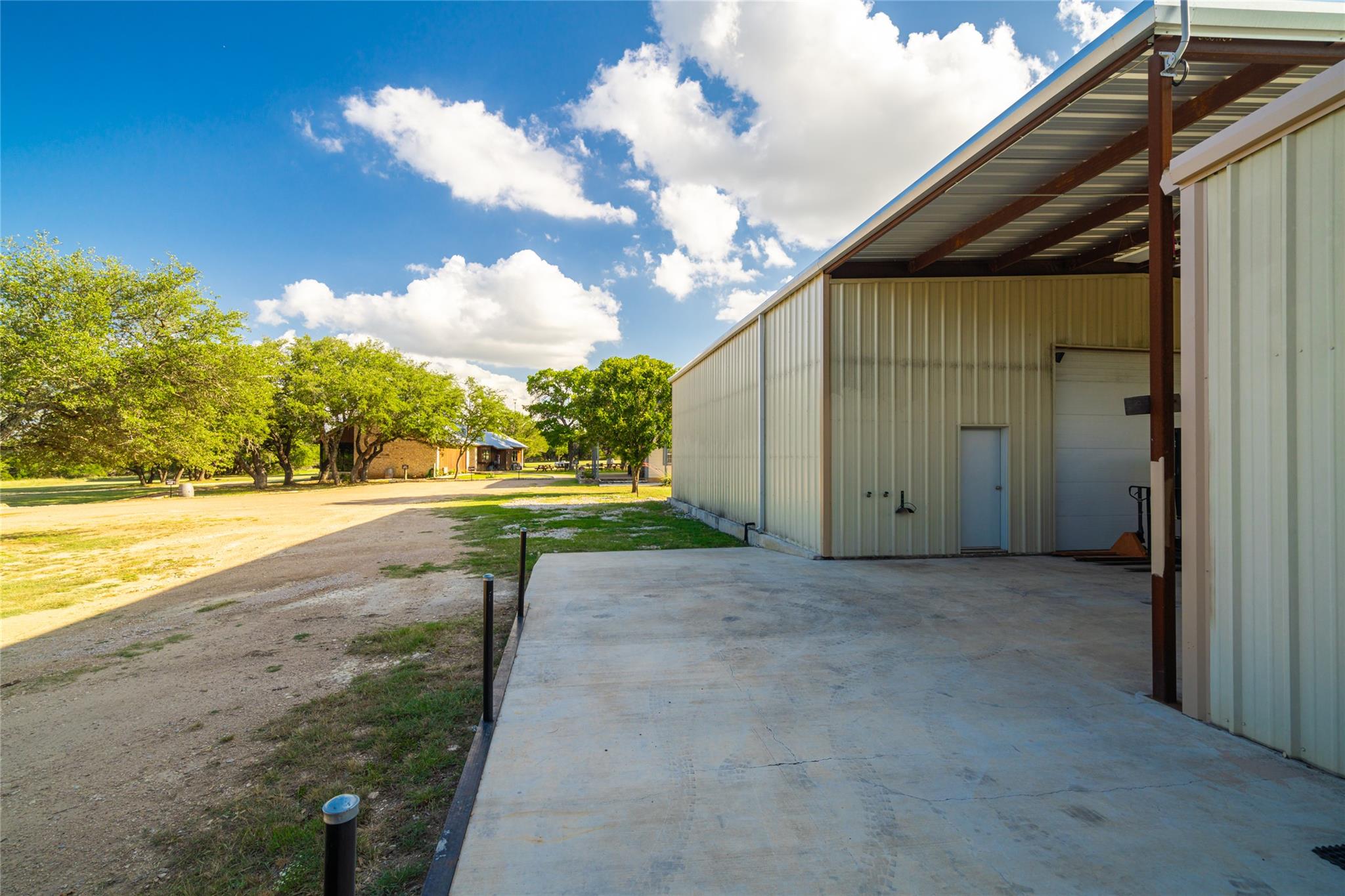 Image 33 of 40 For 683 Ranch Road 1320