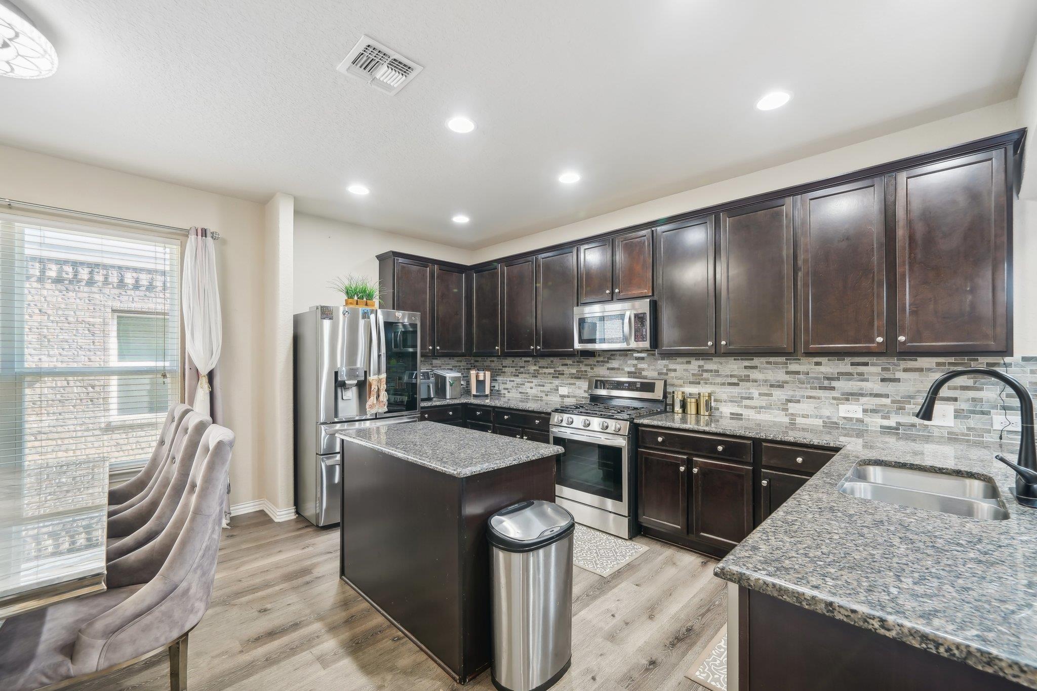 Image 10 of 39 For 12946 Cedarcreek Trl