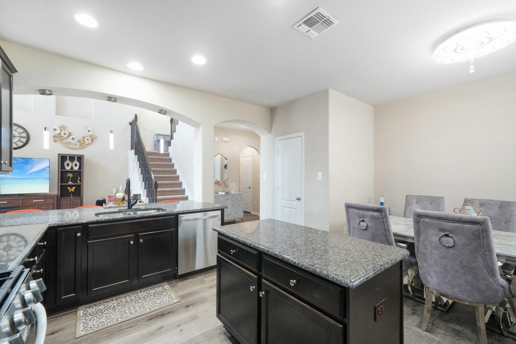 Image 11 of 39 For 12946 Cedarcreek Trl