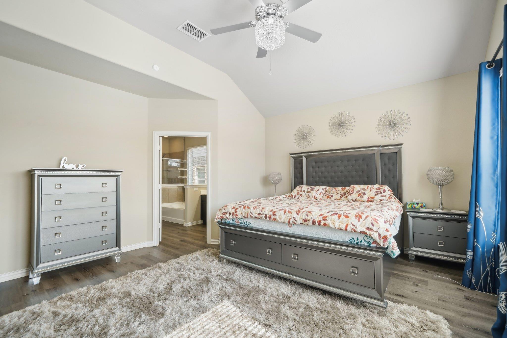 Image 15 of 39 For 12946 Cedarcreek Trl