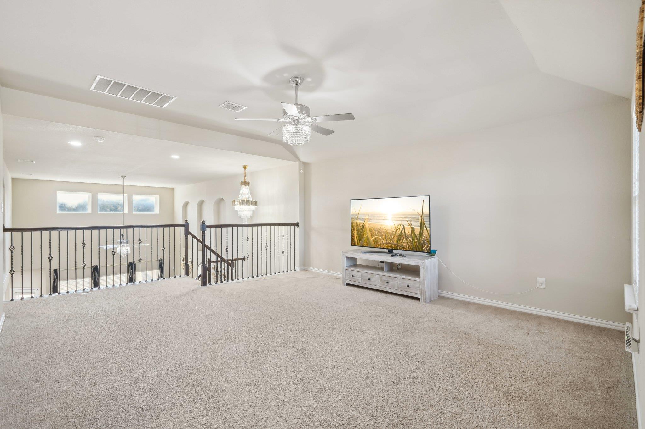 Image 17 of 39 For 12946 Cedarcreek Trl