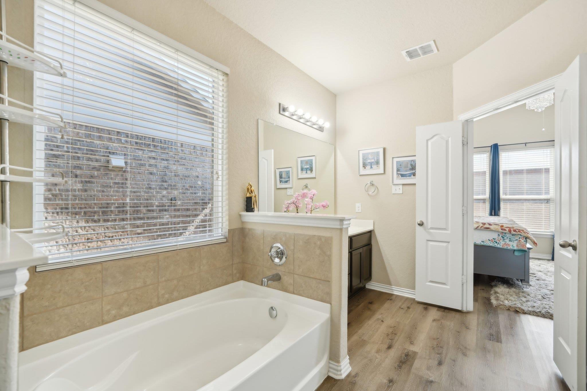 Image 28 of 39 For 12946 Cedarcreek Trl