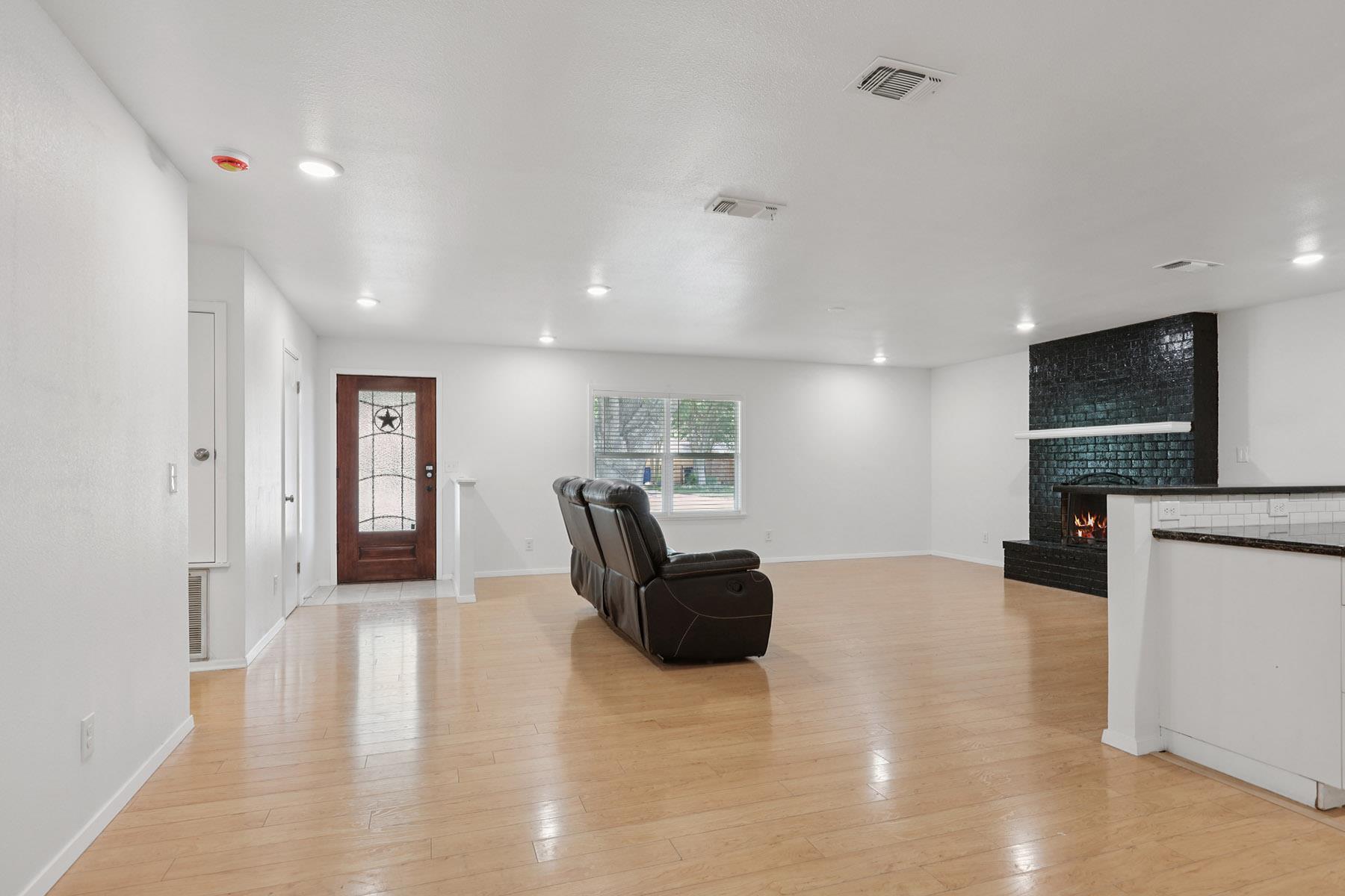 Image 3 of 28 For 1334 Carnation Ln