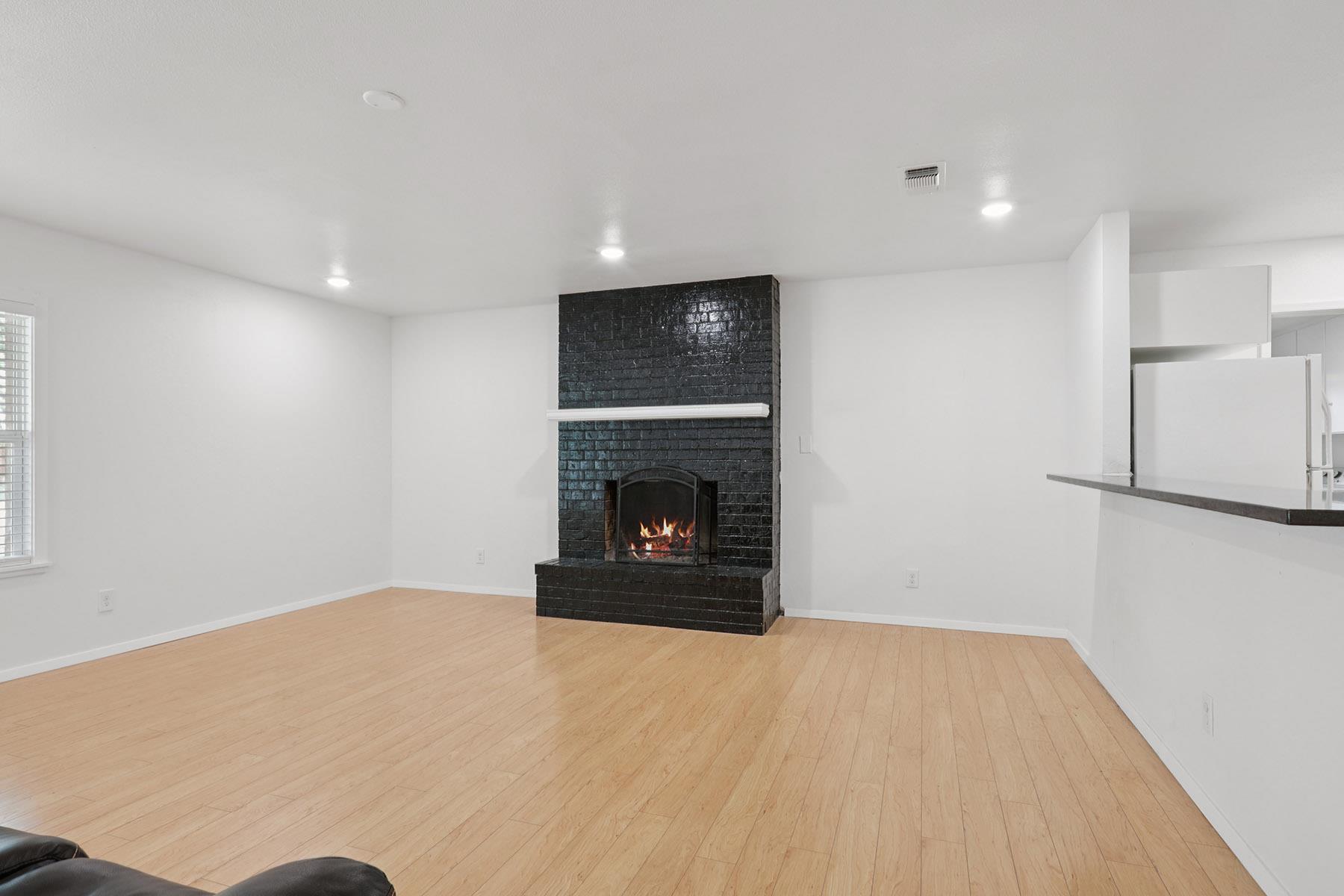 Image 4 of 28 For 1334 Carnation Ln