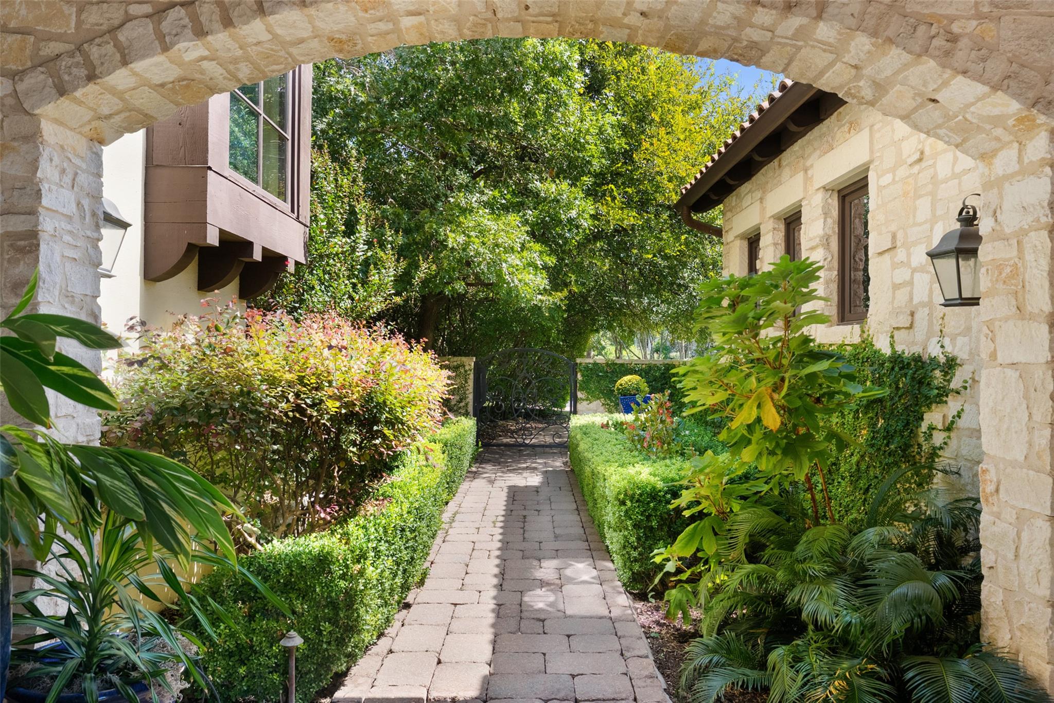 Image 4 of 39 For 1200 Barton Creek Blvd 45