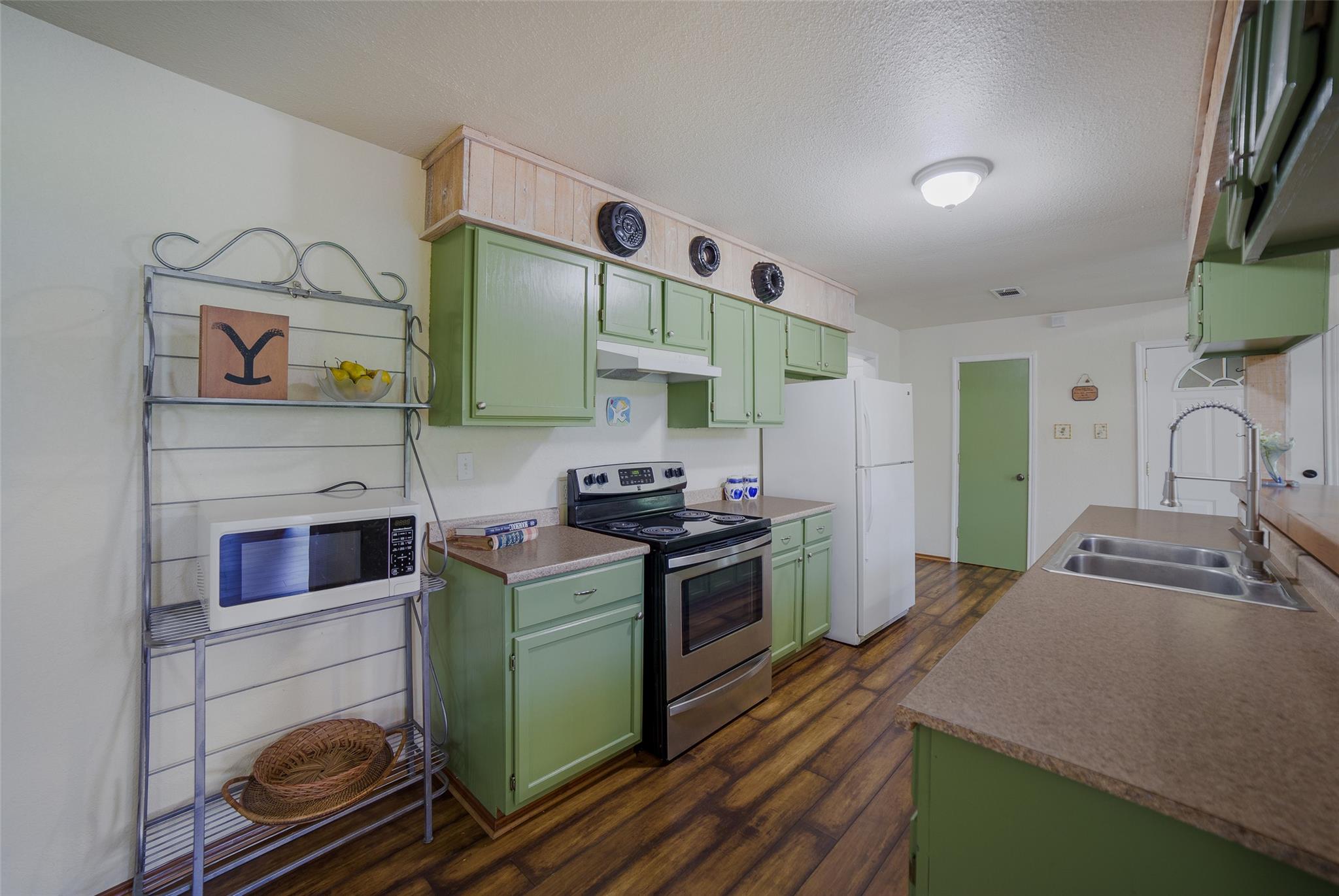 Image 12 of 30 For 298 Meadowlake Dr