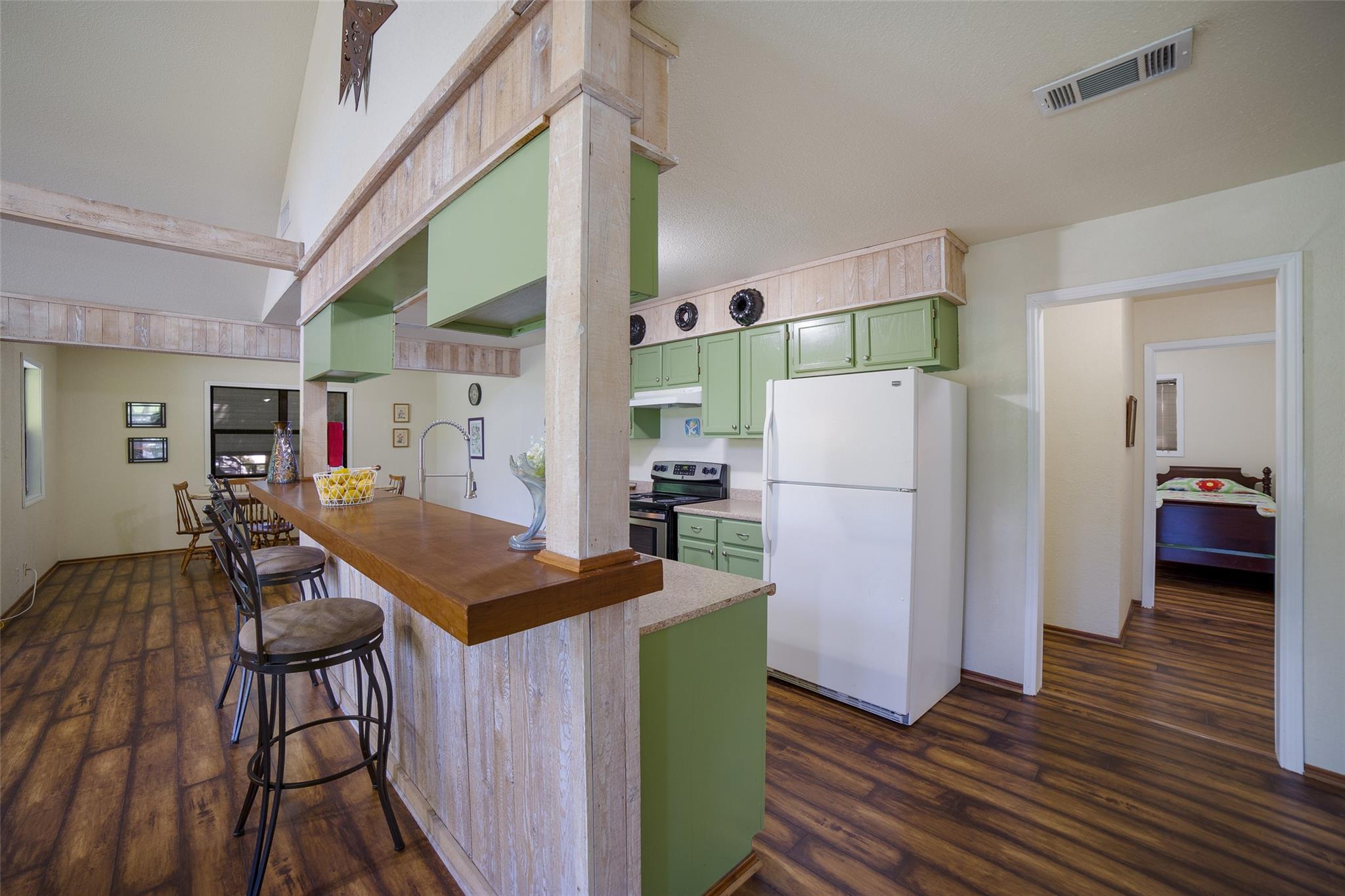 Image 13 of 30 For 298 Meadowlake Dr