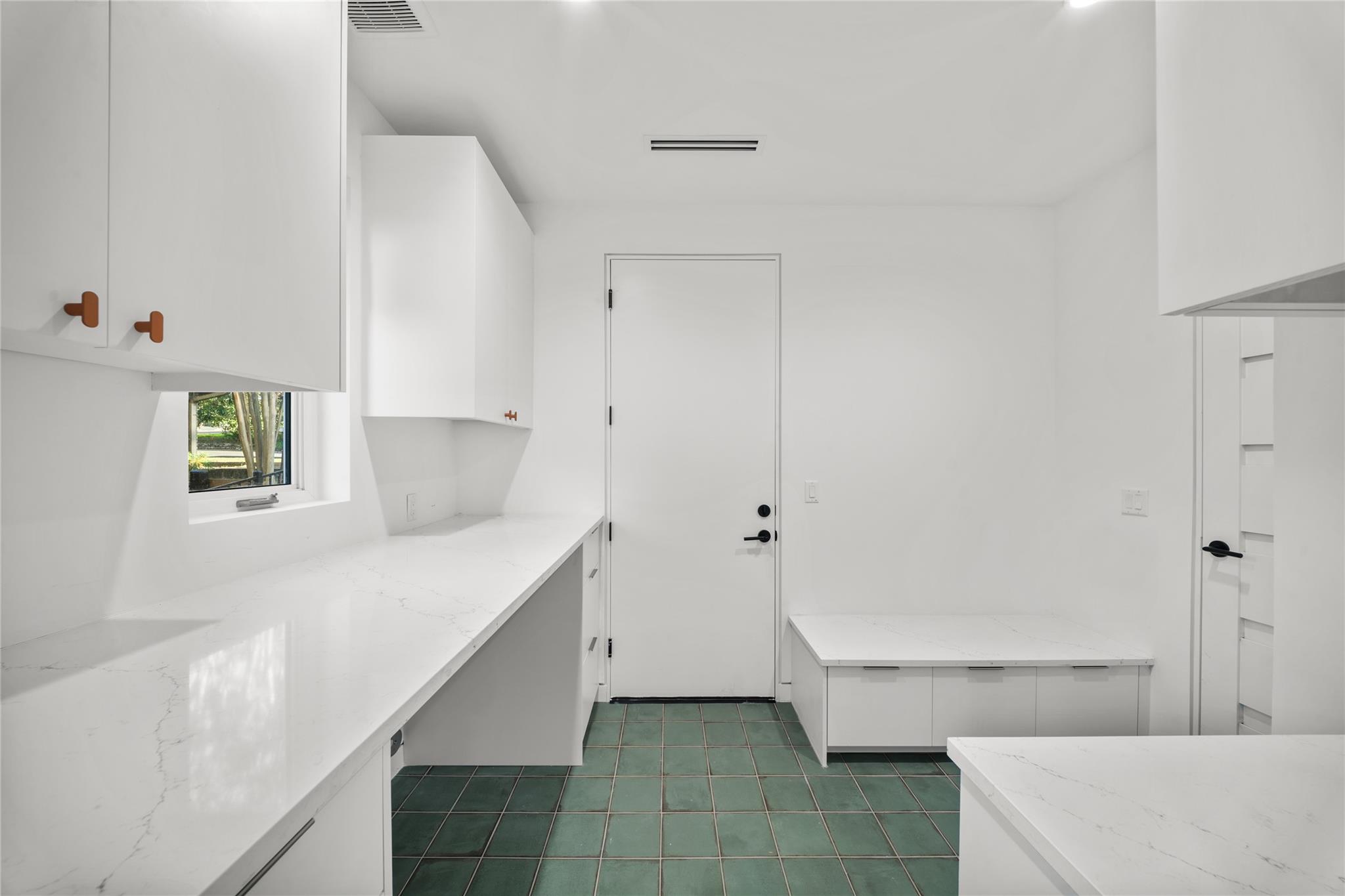 Image 11 of 38 For 2904 Westhill Dr