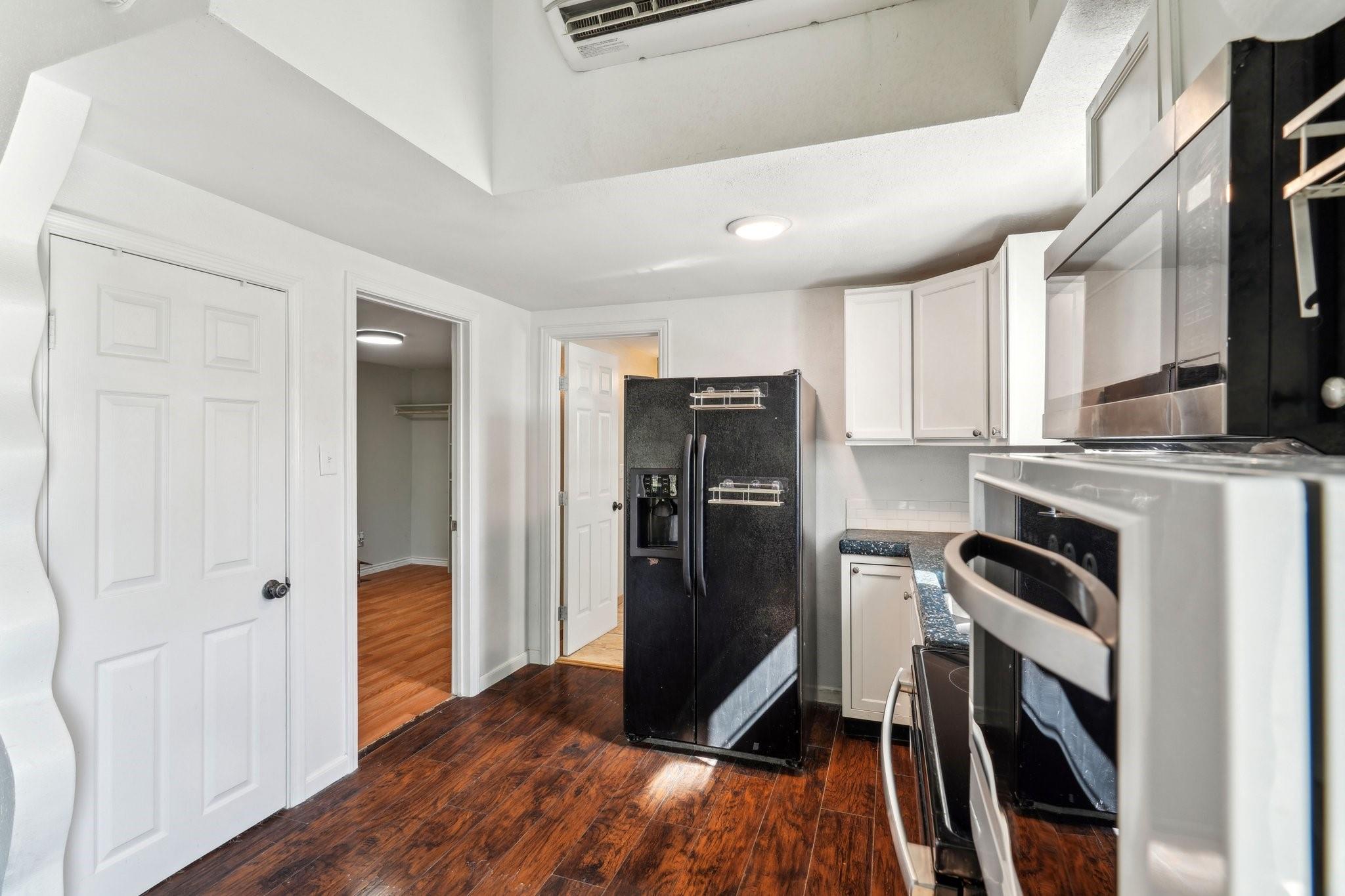 Image 11 of 27 For 299 Valley View St