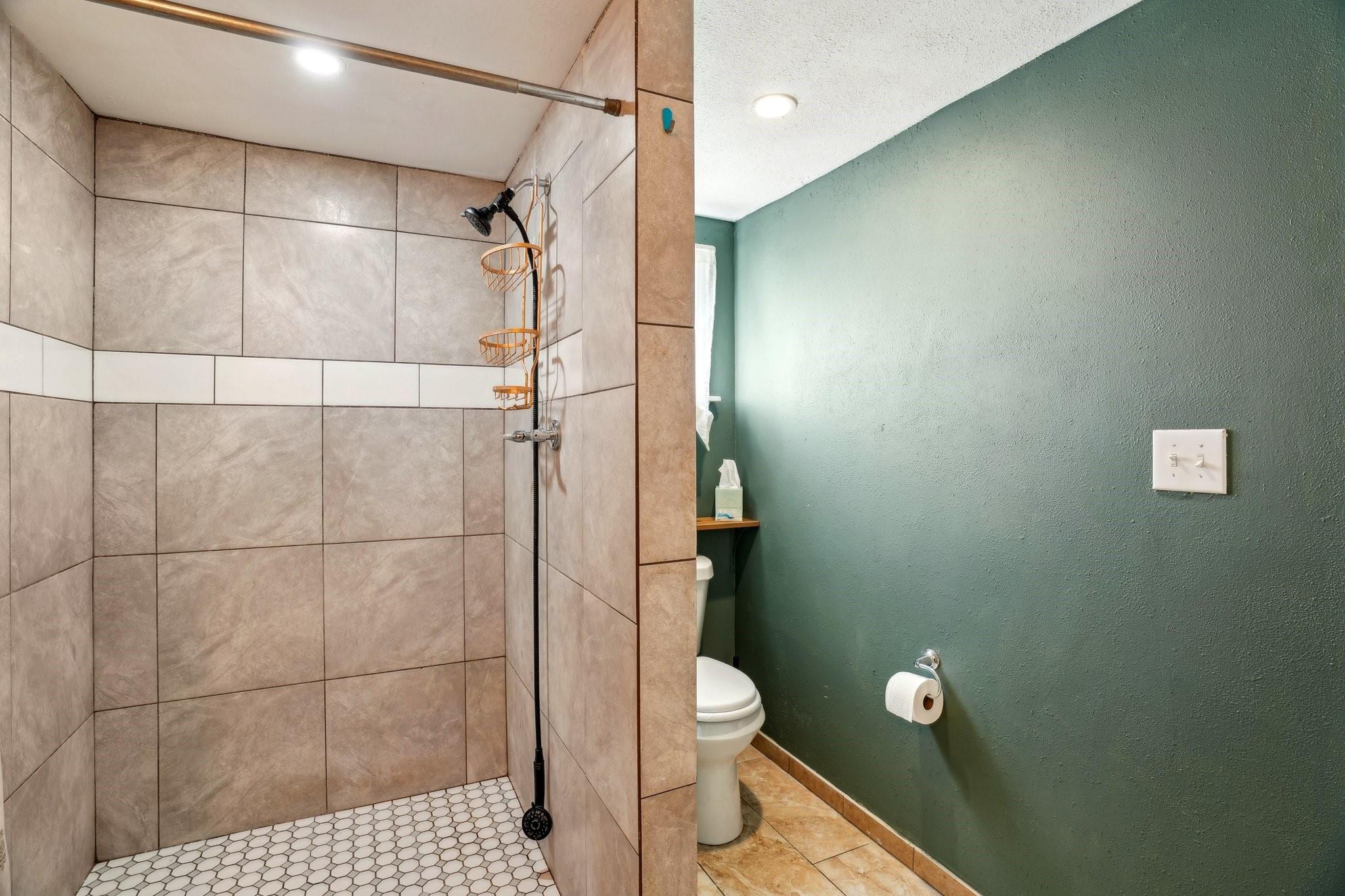 Image 13 of 27 For 299 Valley View St