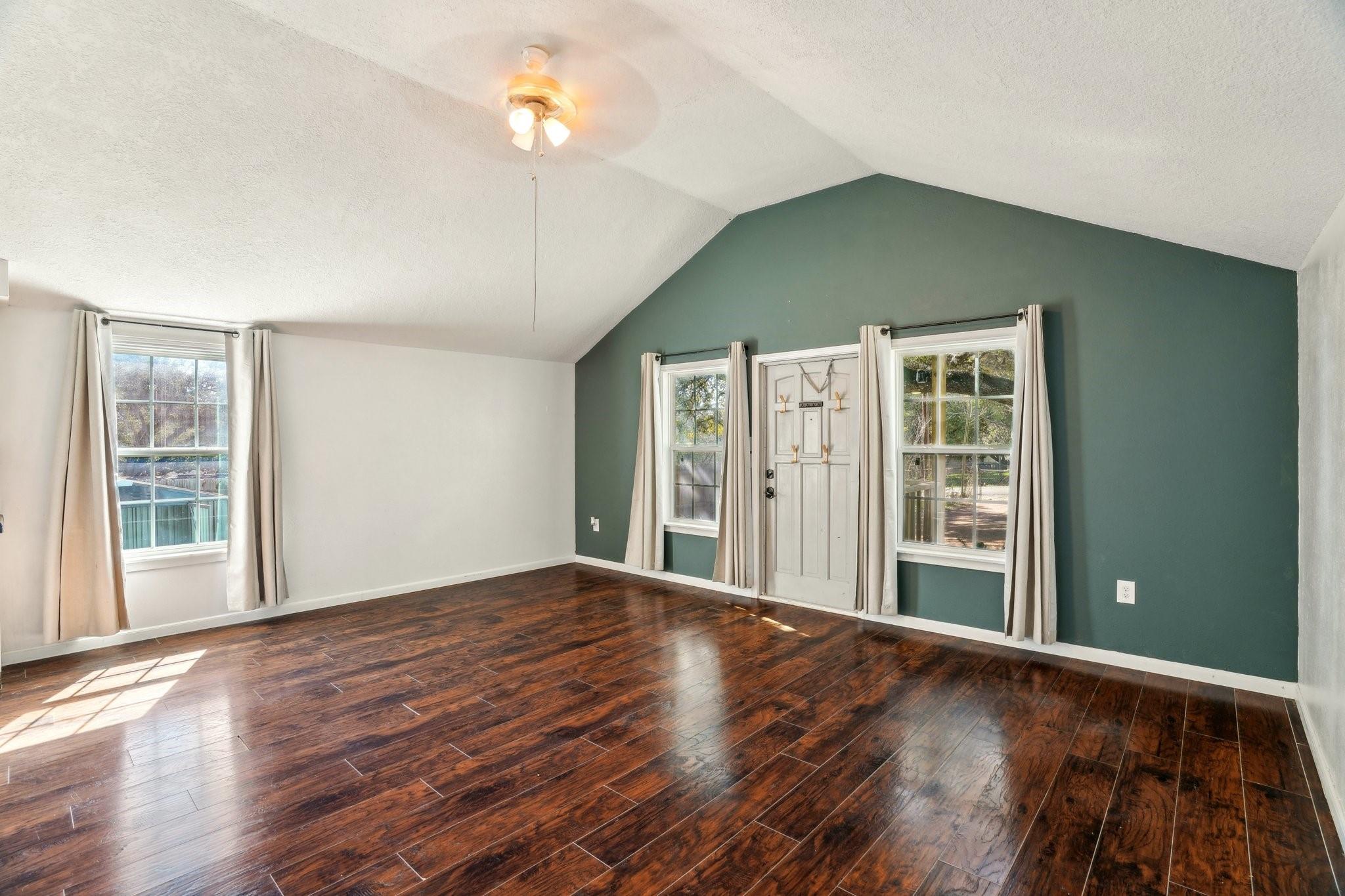 Image 4 of 27 For 299 Valley View St