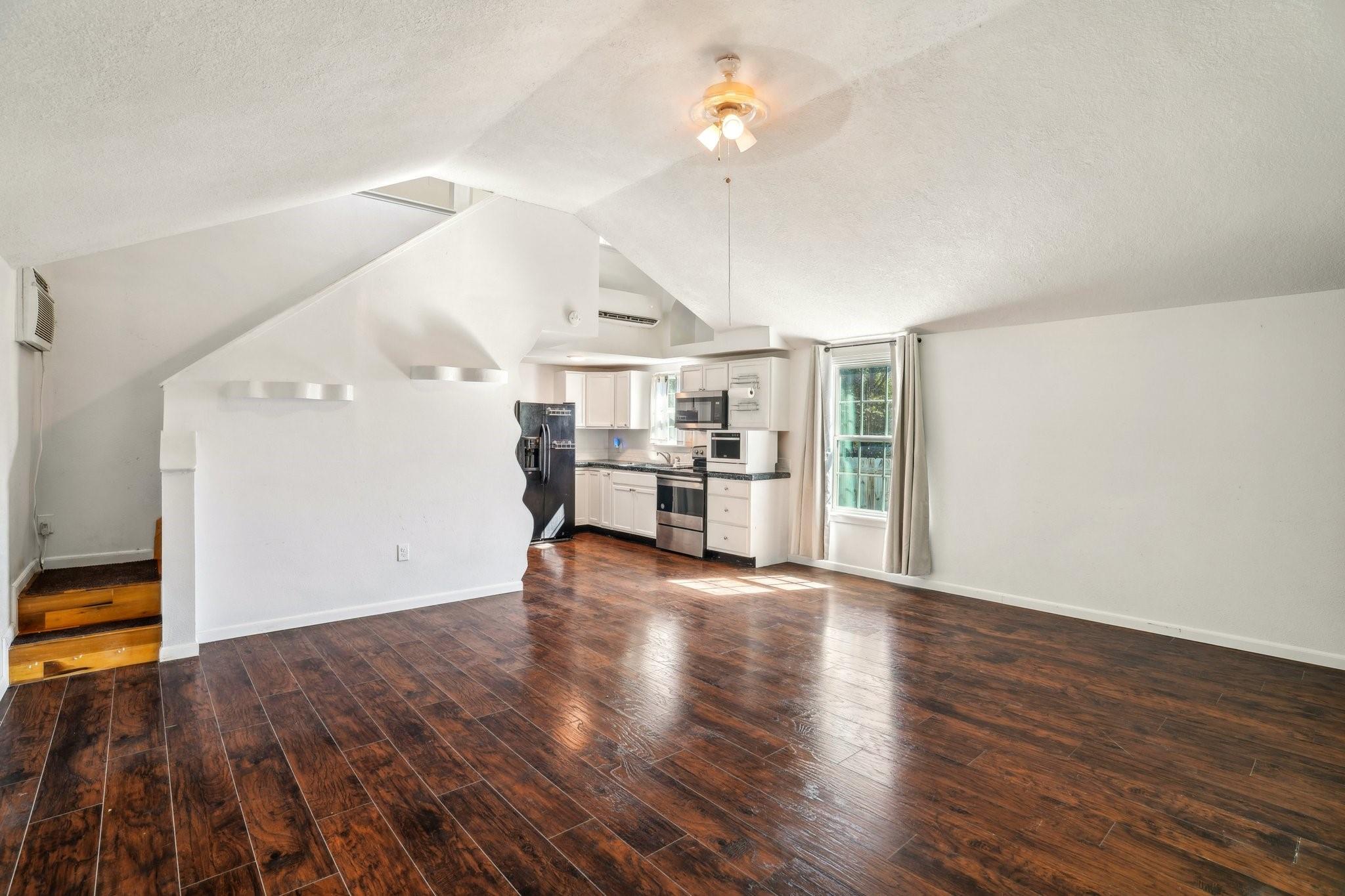 Image 6 of 27 For 299 Valley View St