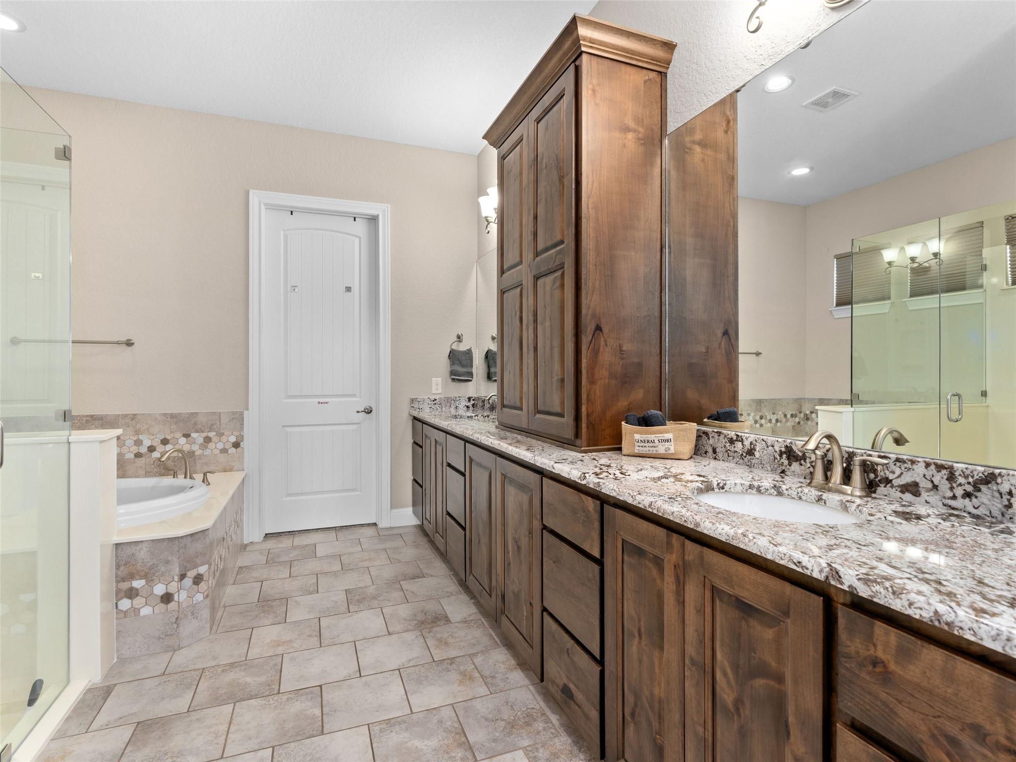 Image 14 of 39 For 1651 Lake Ridge Blvd