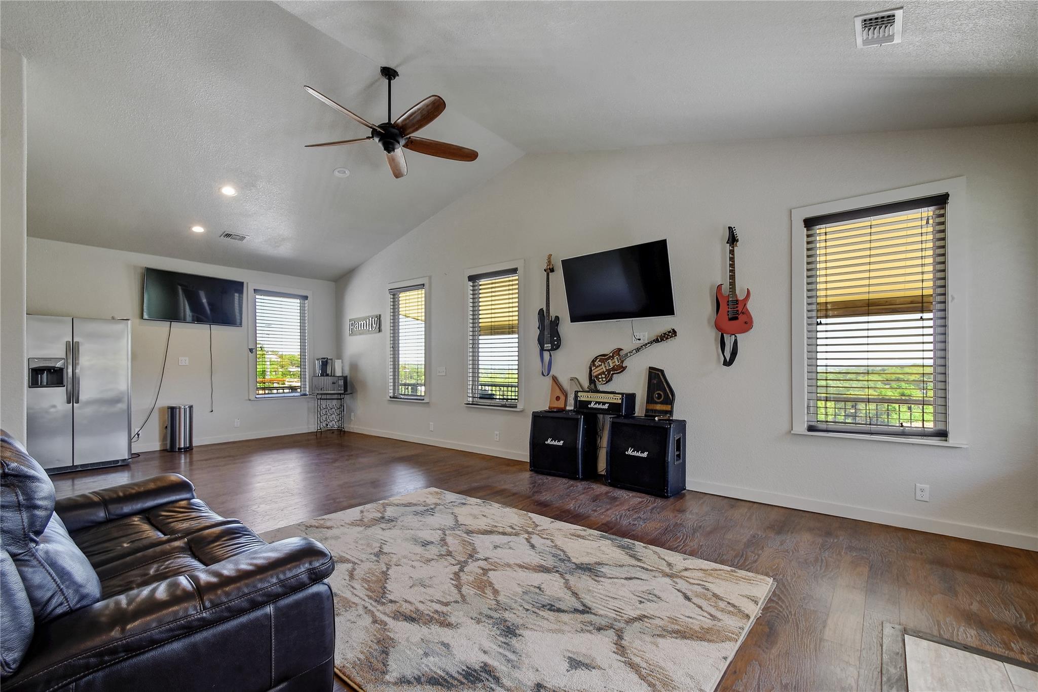 Image 21 of 36 For 1340 Hinch Dr