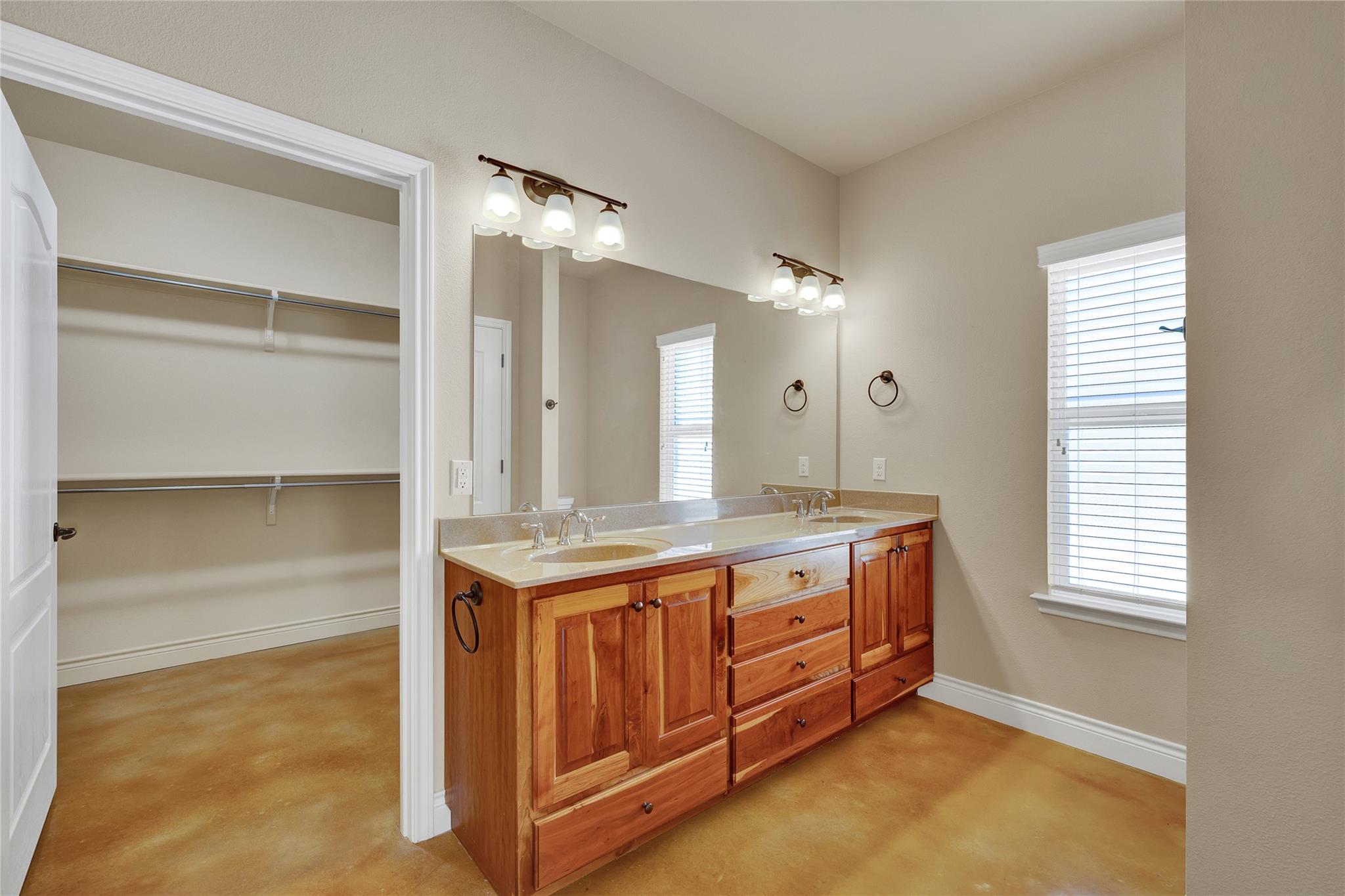 Image 18 of 31 For 944 Hudson Ln