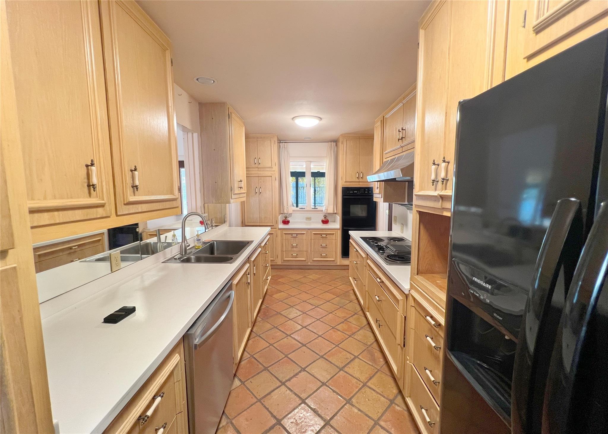 Image 20 of 26 For 1700 Lakeshore Dr