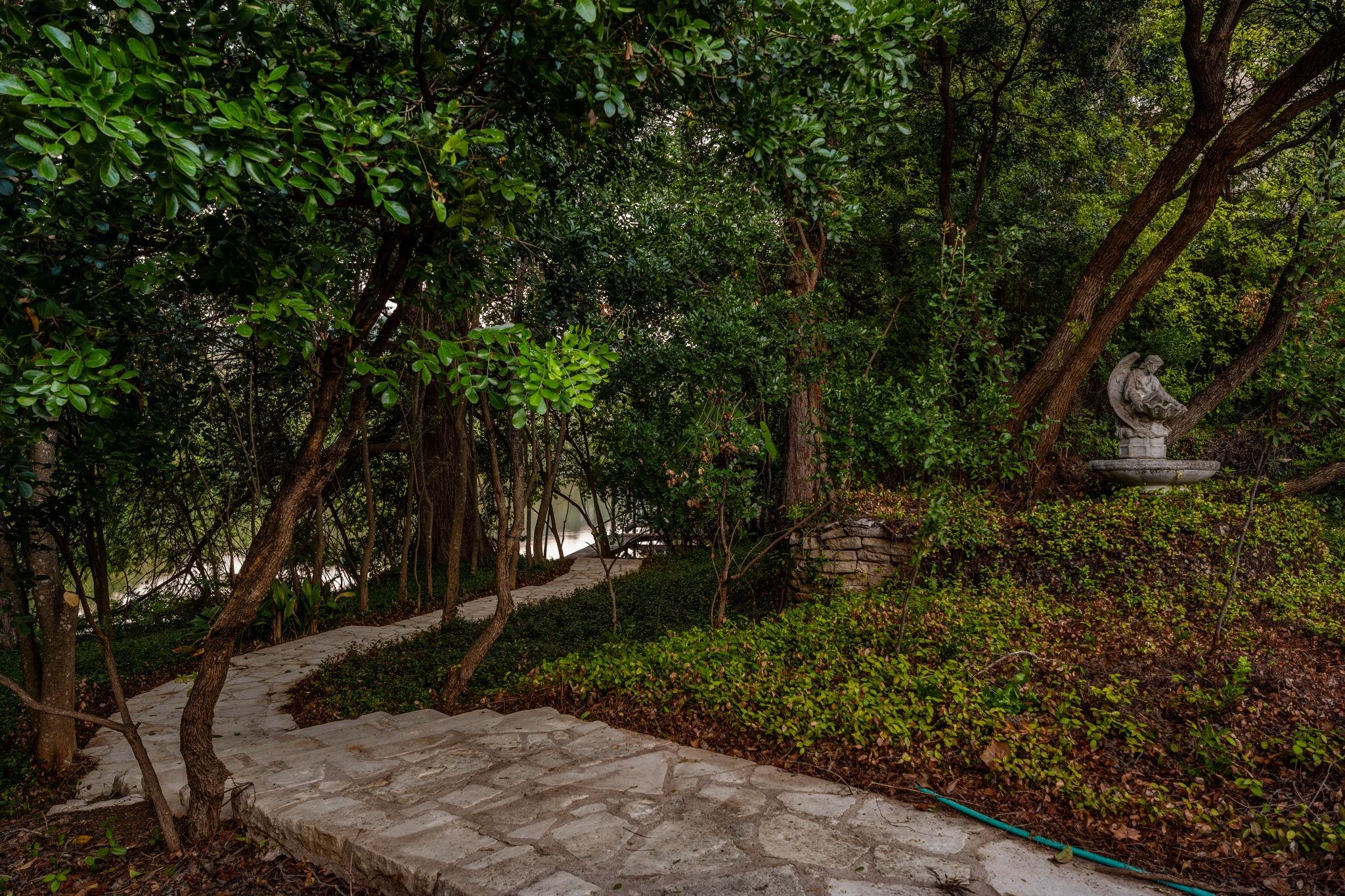 Image 5 of 26 For 1700 Lakeshore Dr