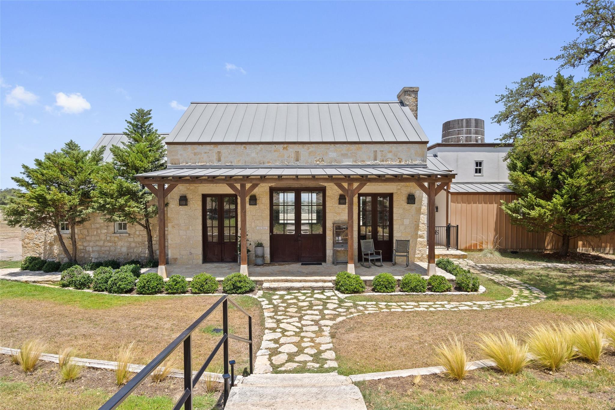 Image 5 of 38 For 140 Lantana Dr