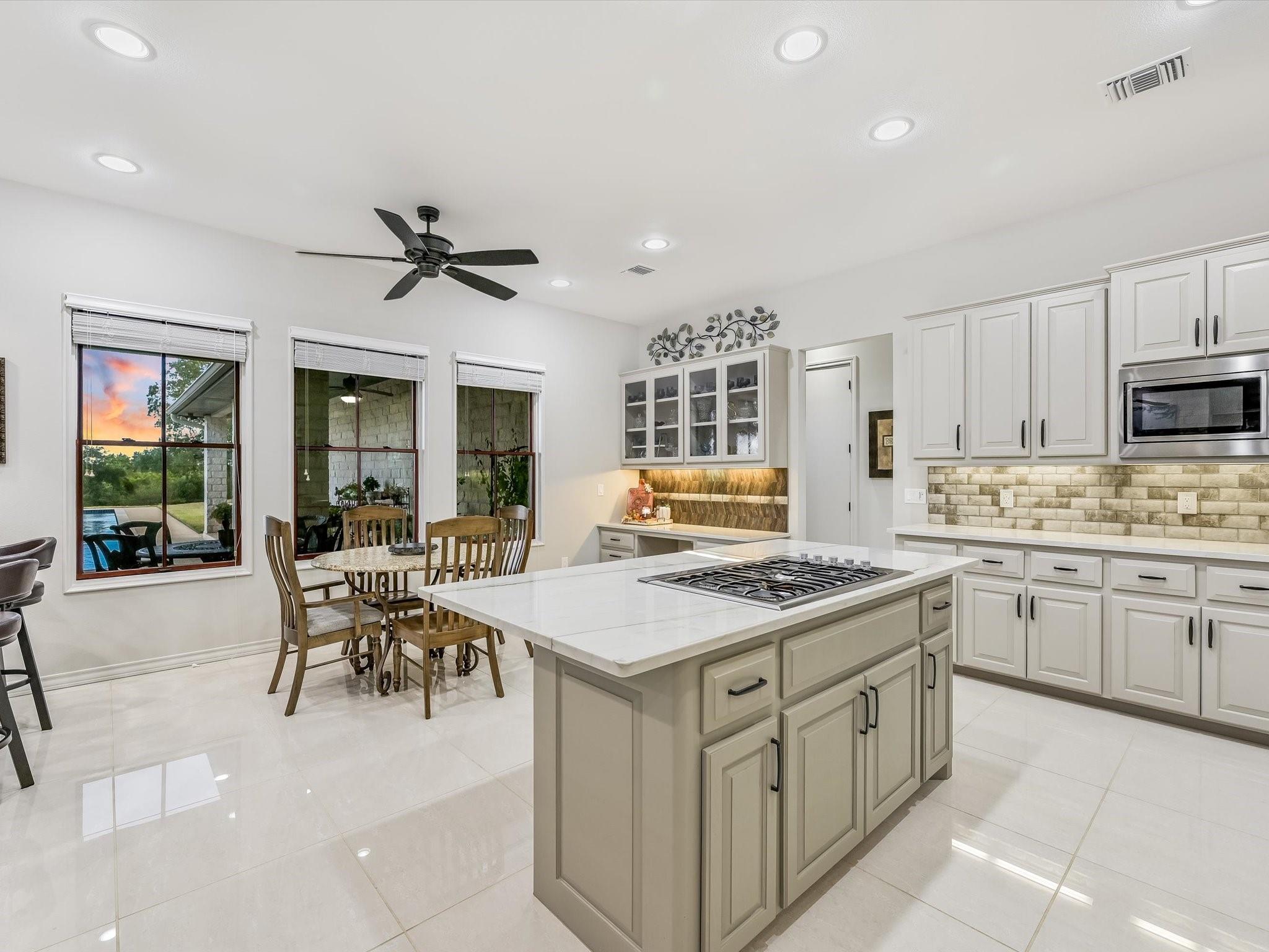 Image 11 of 39 For 139 Regent Pass