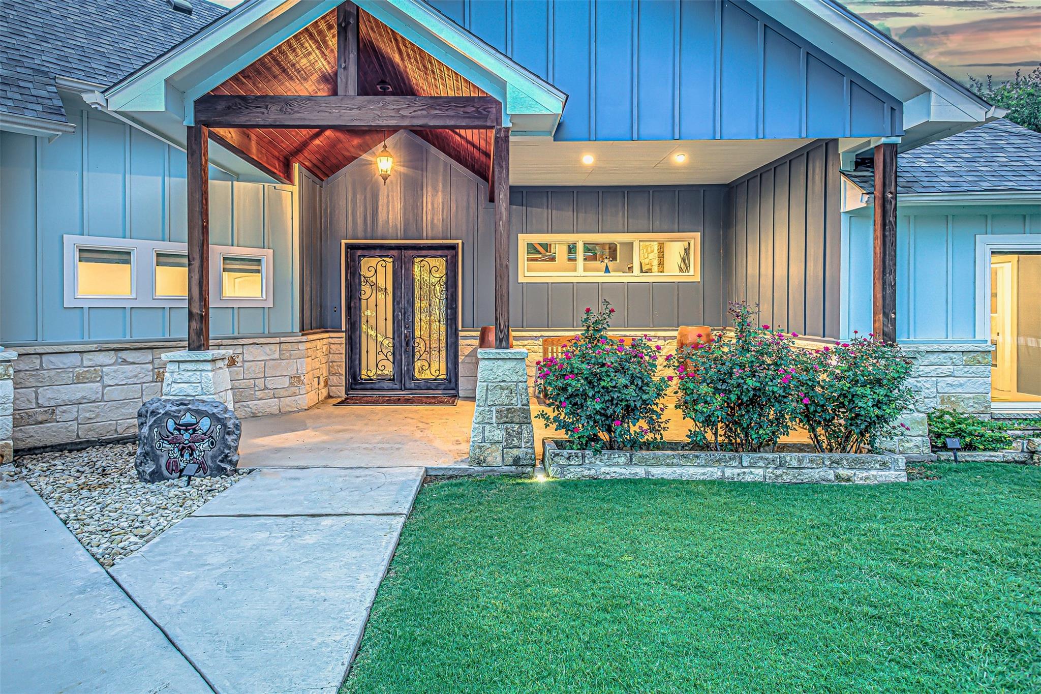 Image 2 of 36 For 3896 Comanche Trl