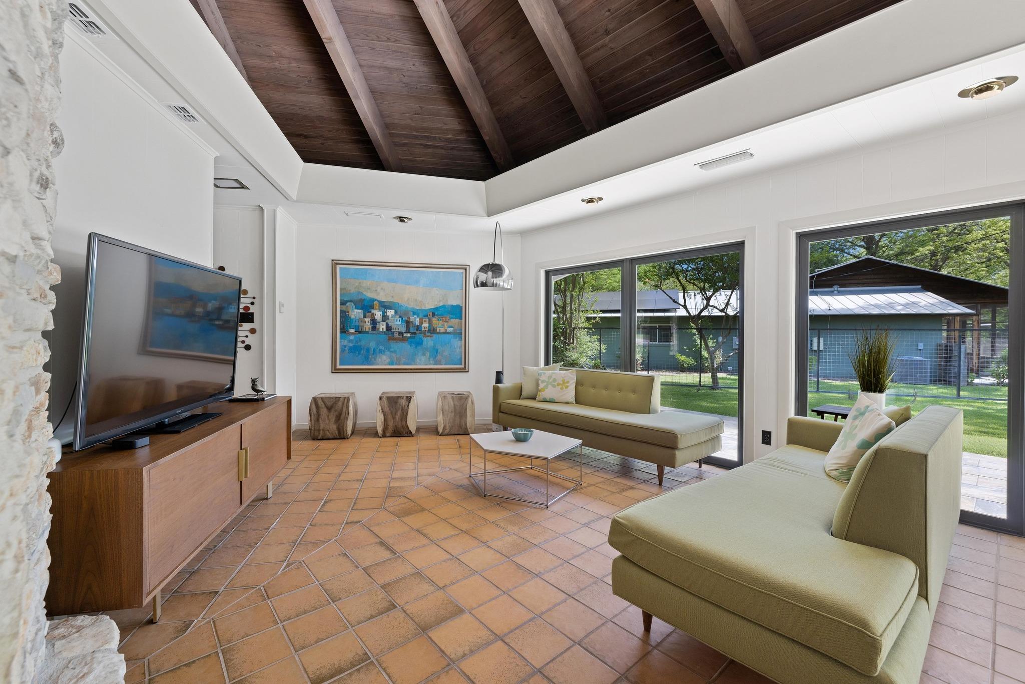 Image 11 of 39 For 2401 Manana St