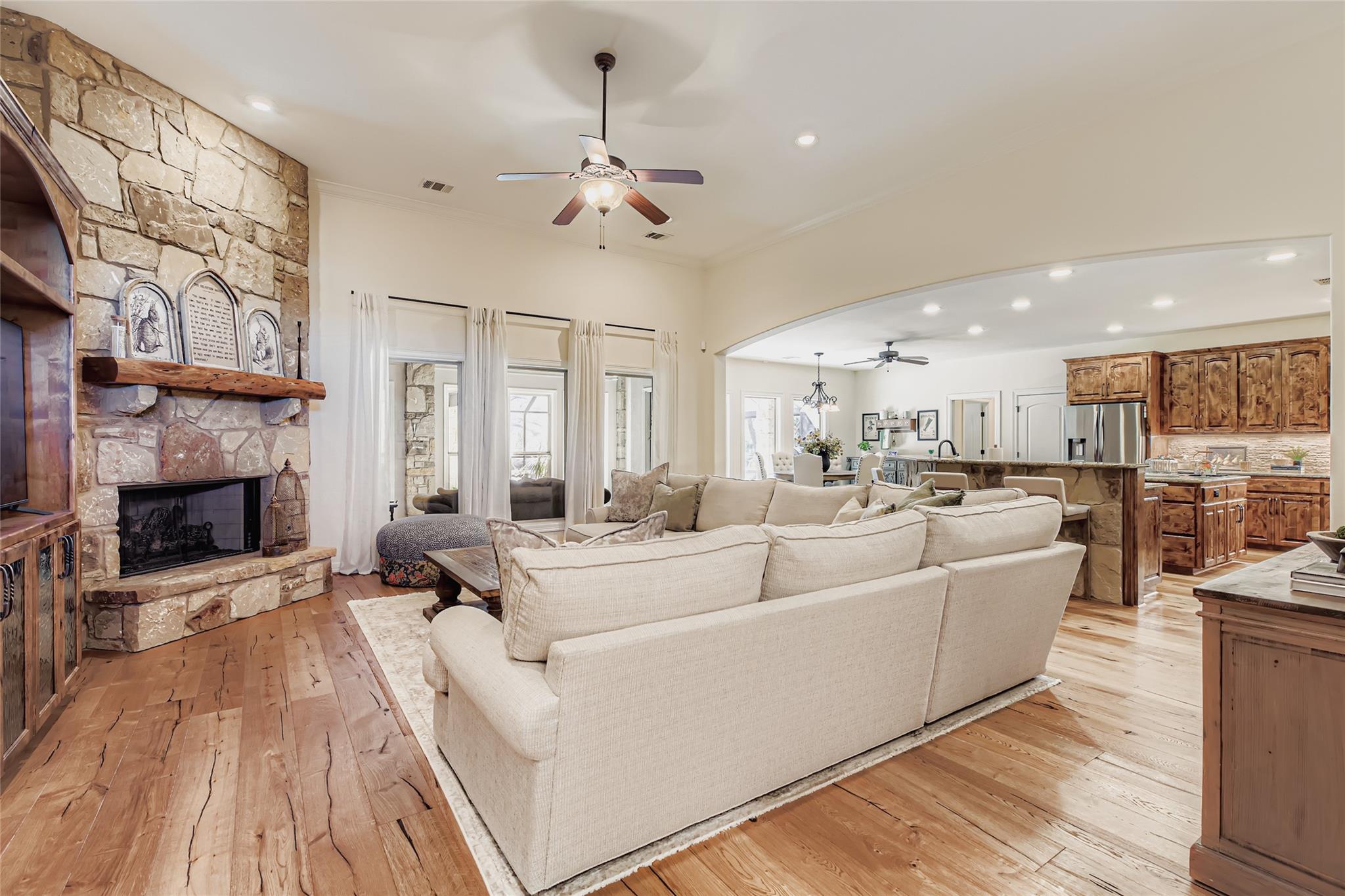 Image 9 of 40 For 9907 Kopplin Rd